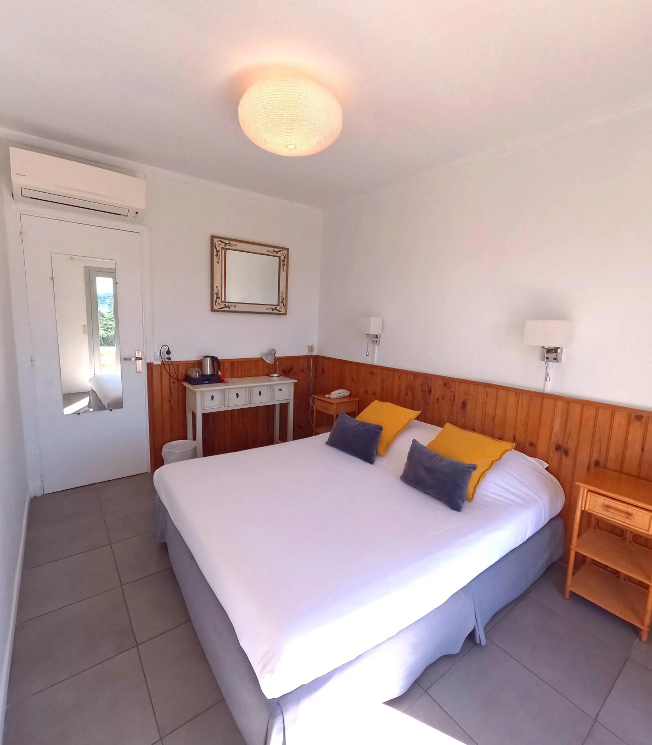 Photo of the whole room, Bed in Azur Hotel