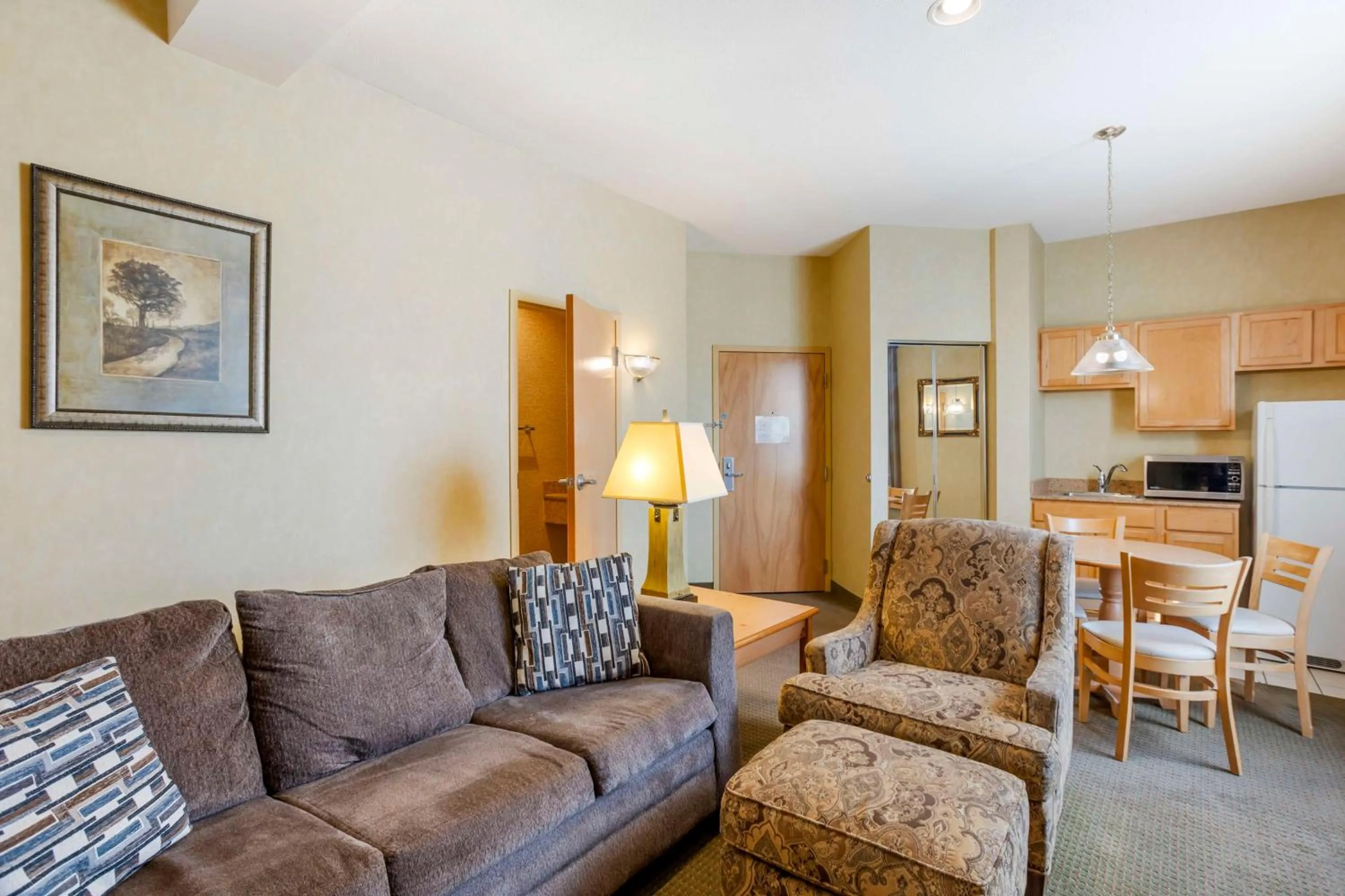 Kitchen or kitchenette in Best Western PLUS Revere Inn & Suites