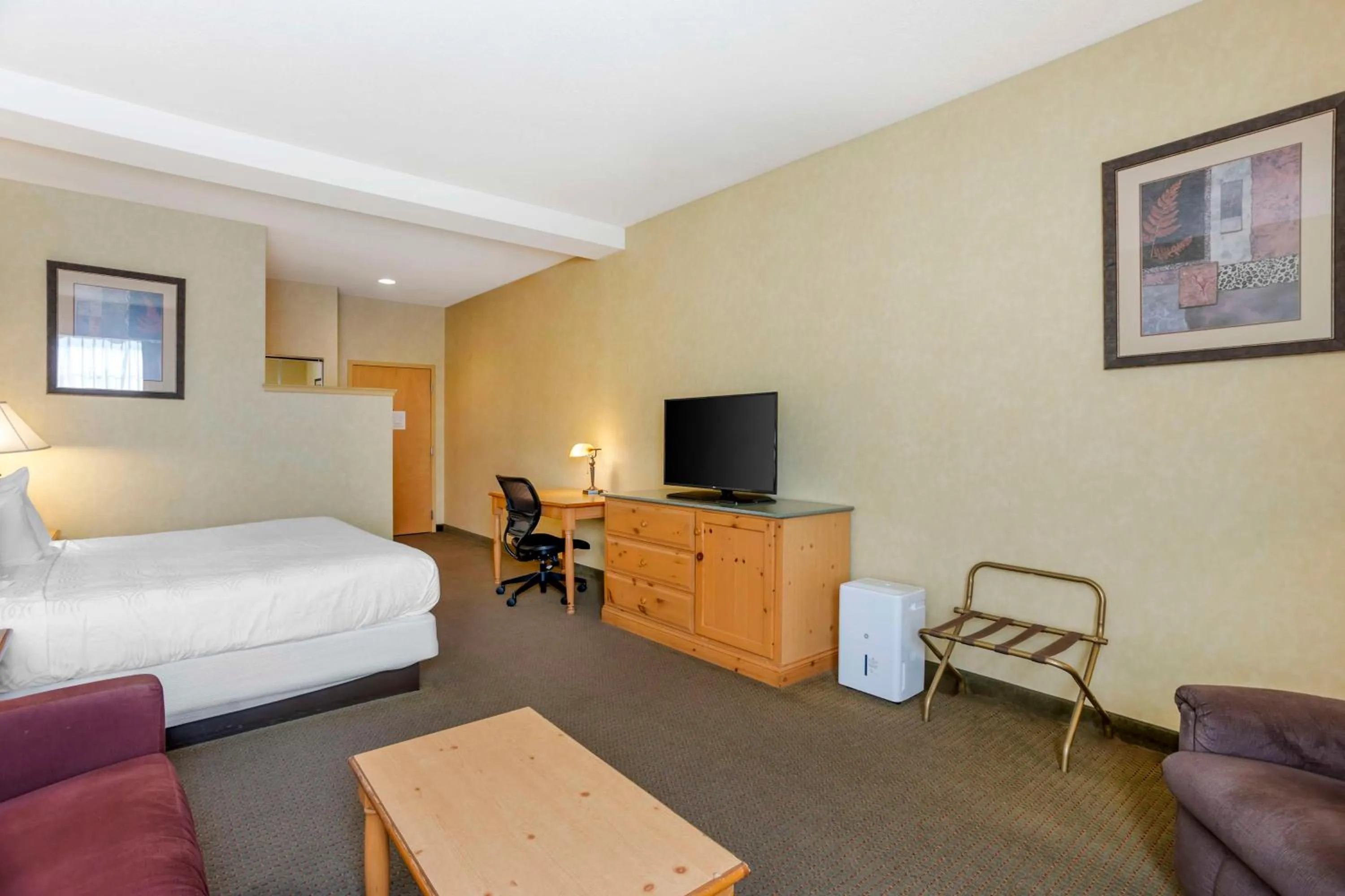 Bedroom, Bed in Best Western PLUS Revere Inn & Suites
