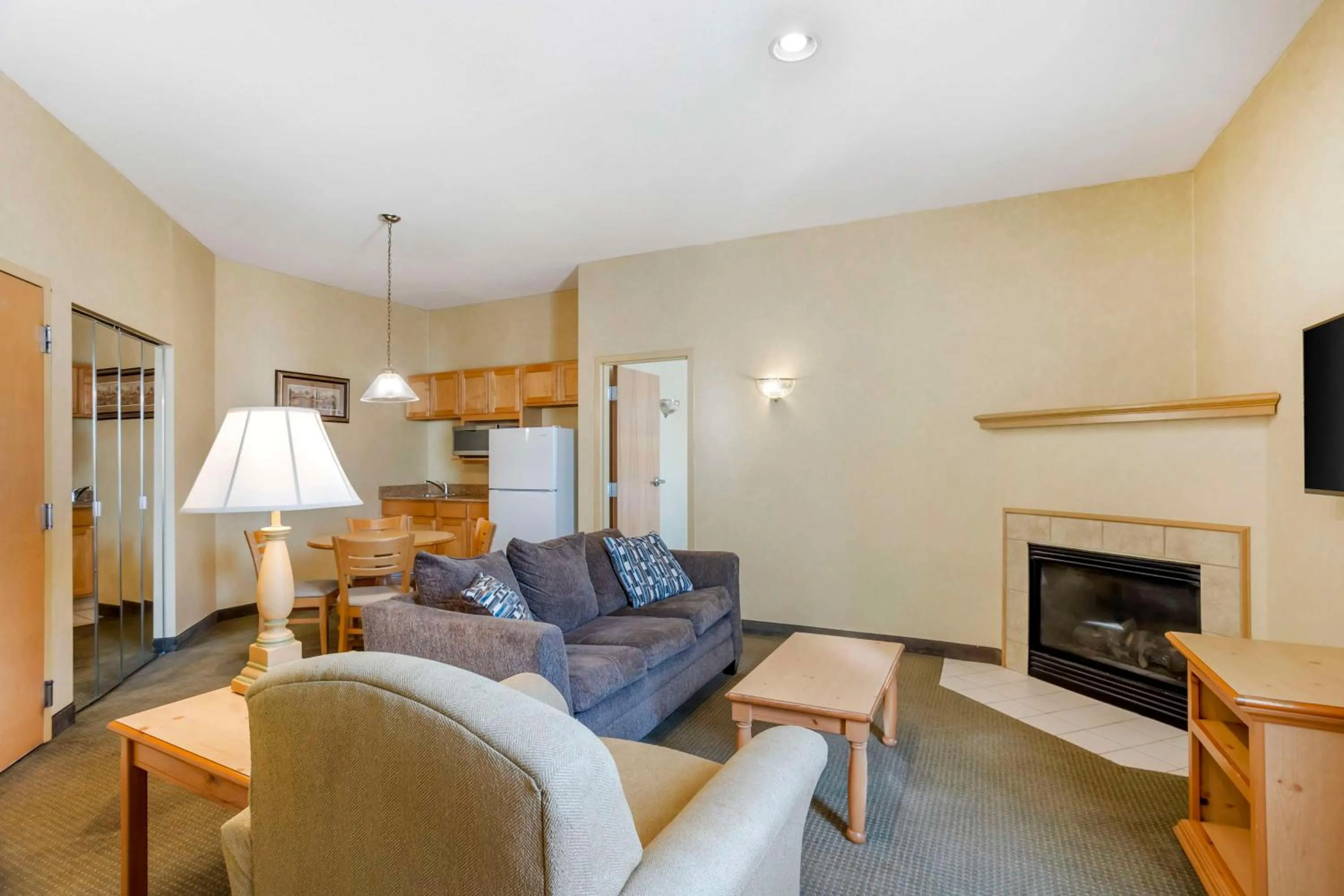 Kitchen or kitchenette in Best Western PLUS Revere Inn & Suites