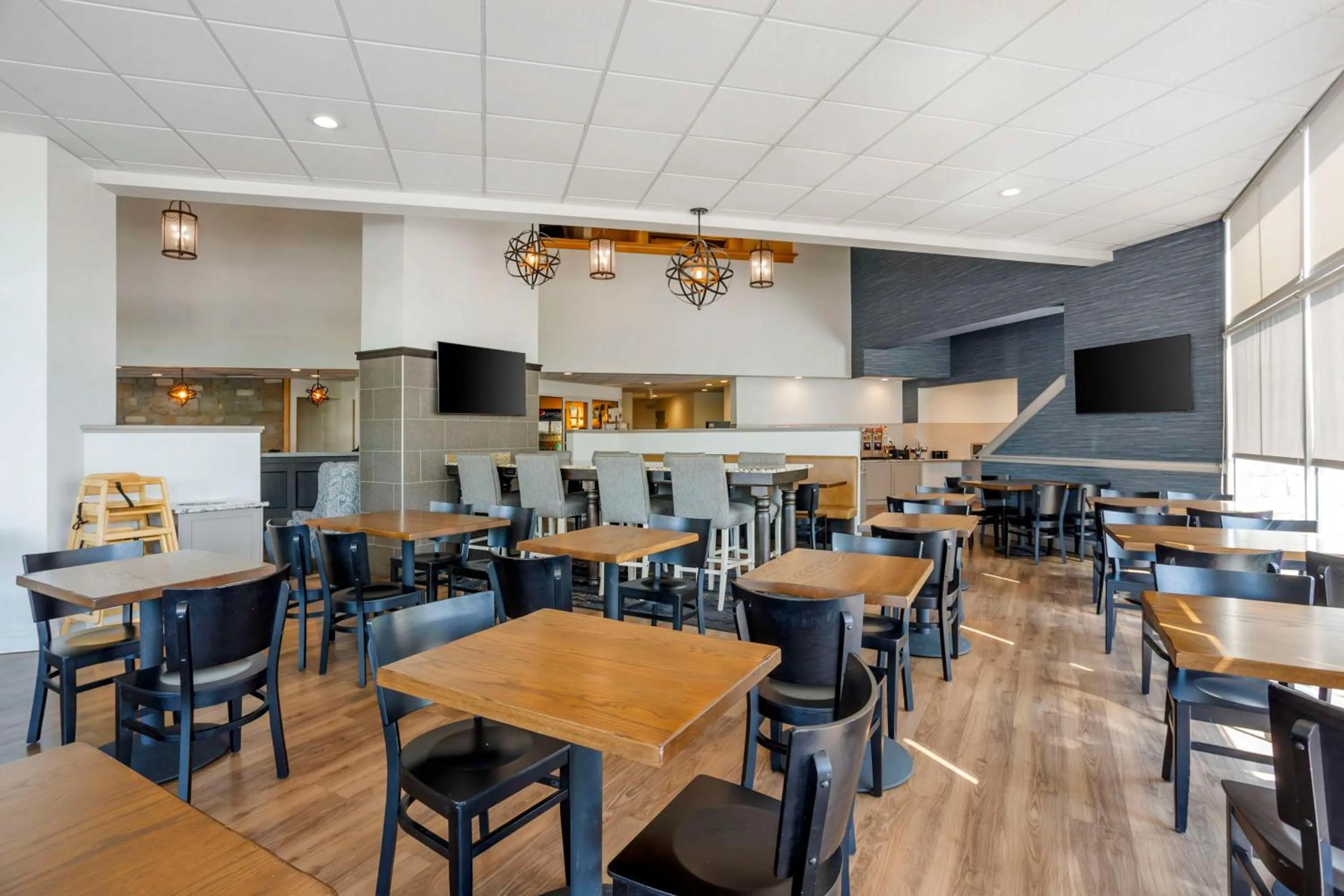 Breakfast in Best Western PLUS Revere Inn & Suites