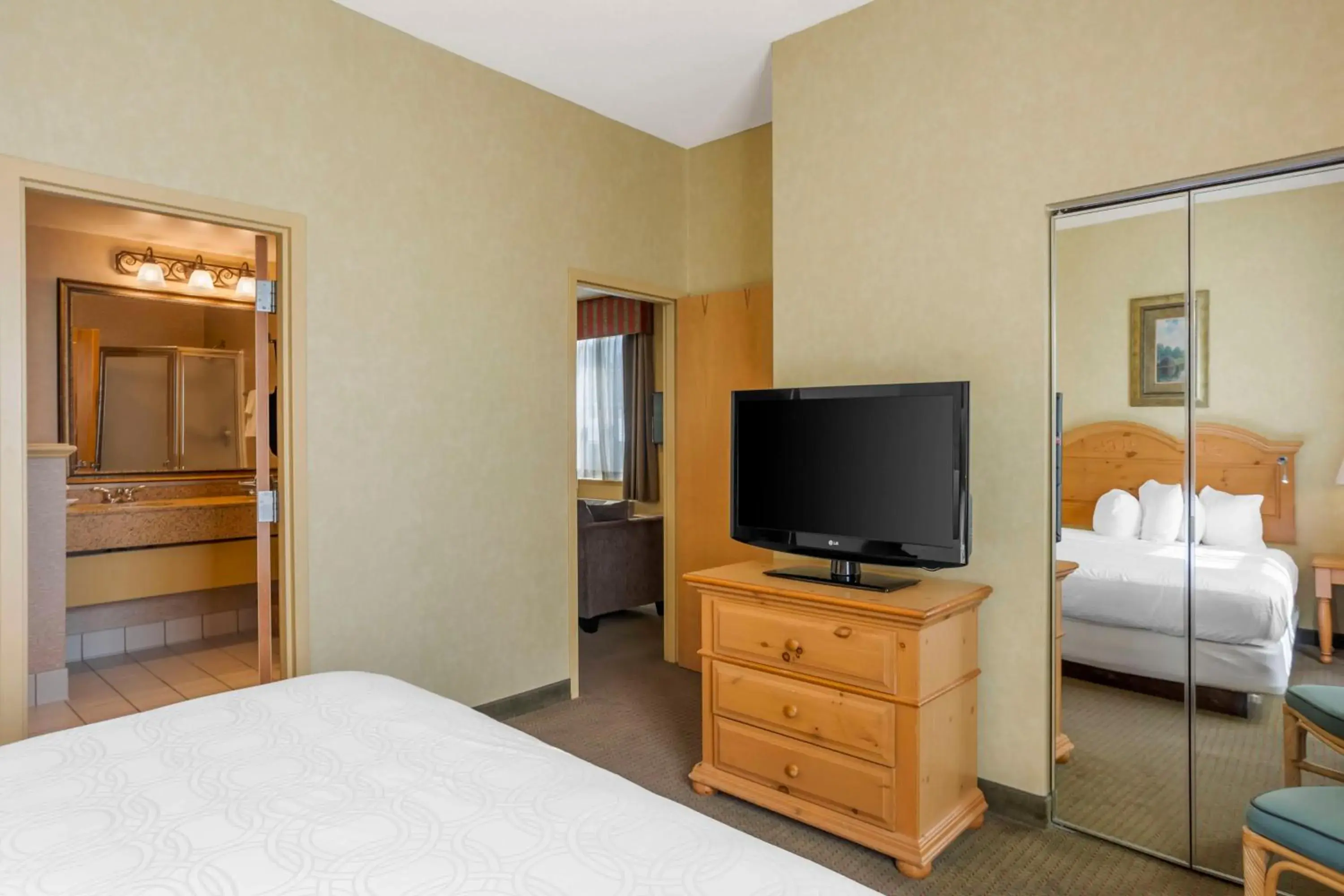 Suite with One King Bed and One Queen Bed - Non-Smoking in Best Western PLUS Revere Inn & Suites Suite with One King Bed and One Queen Bed - Non-Smoking in Best Western PLUS Revere Inn & Suites