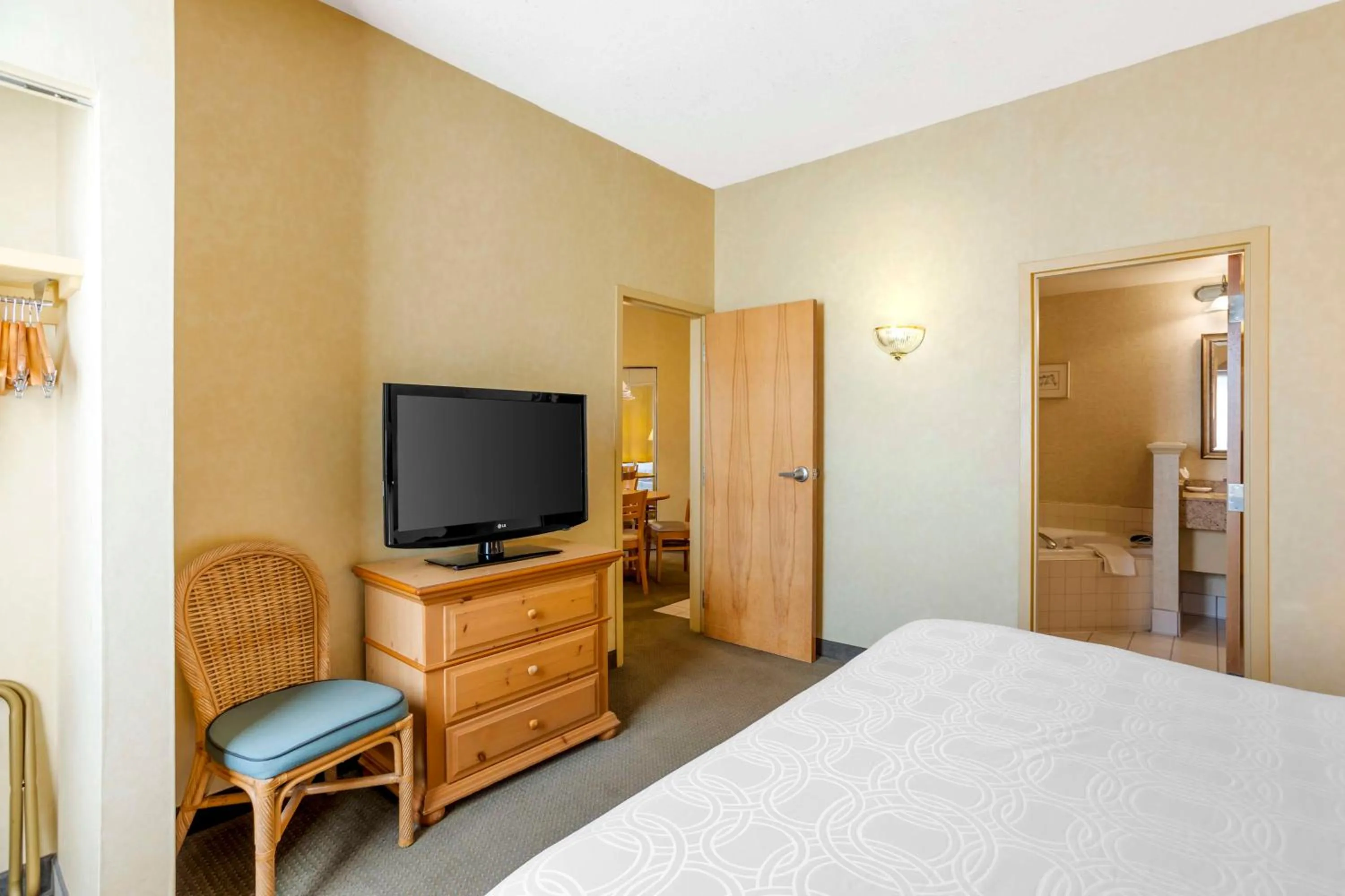 Photo of the whole room, Bed in Best Western PLUS Revere Inn & Suites