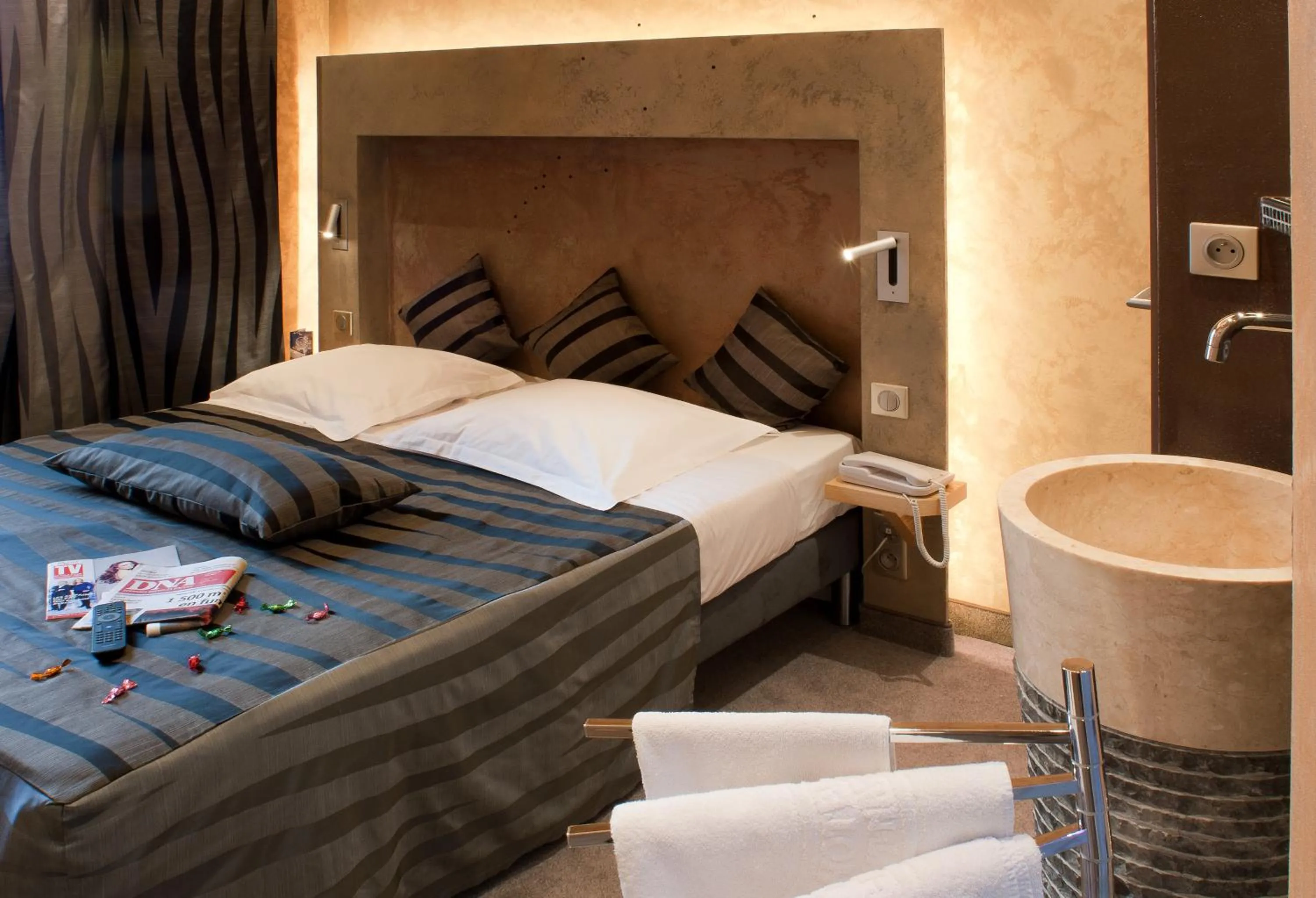 Bedroom, Bed in Hotel Saint-Martin