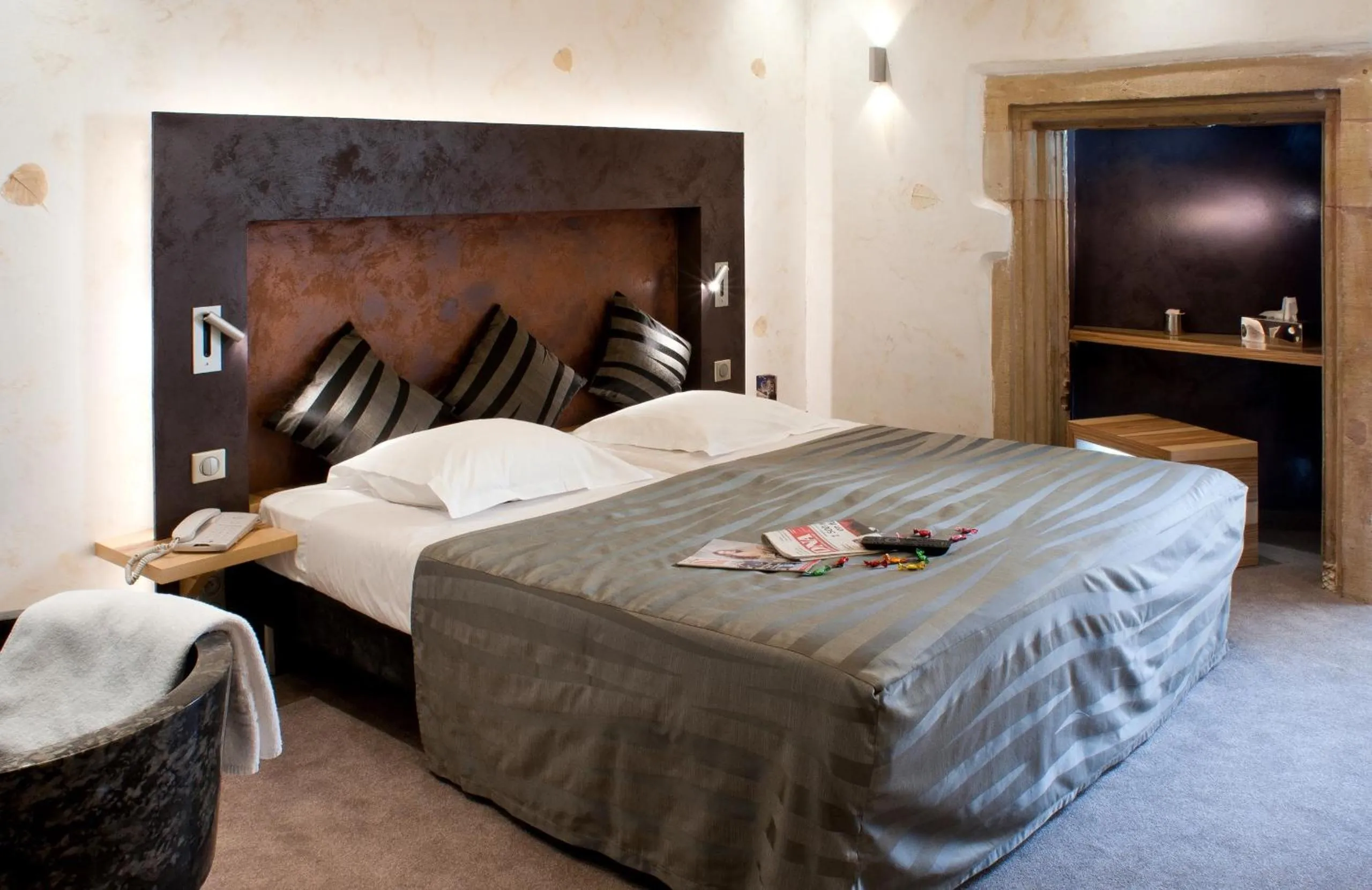 Photo of the whole room, Bed in Hotel Saint-Martin