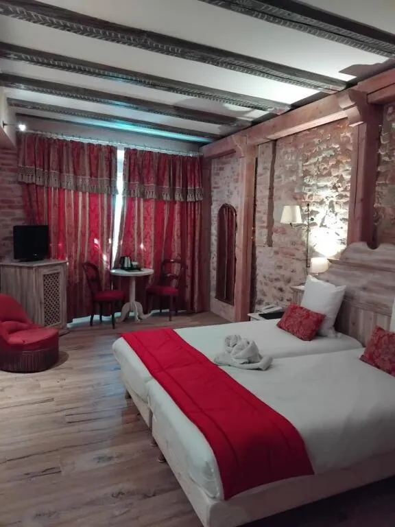 Bedroom, Bed in Hotel Saint-Martin