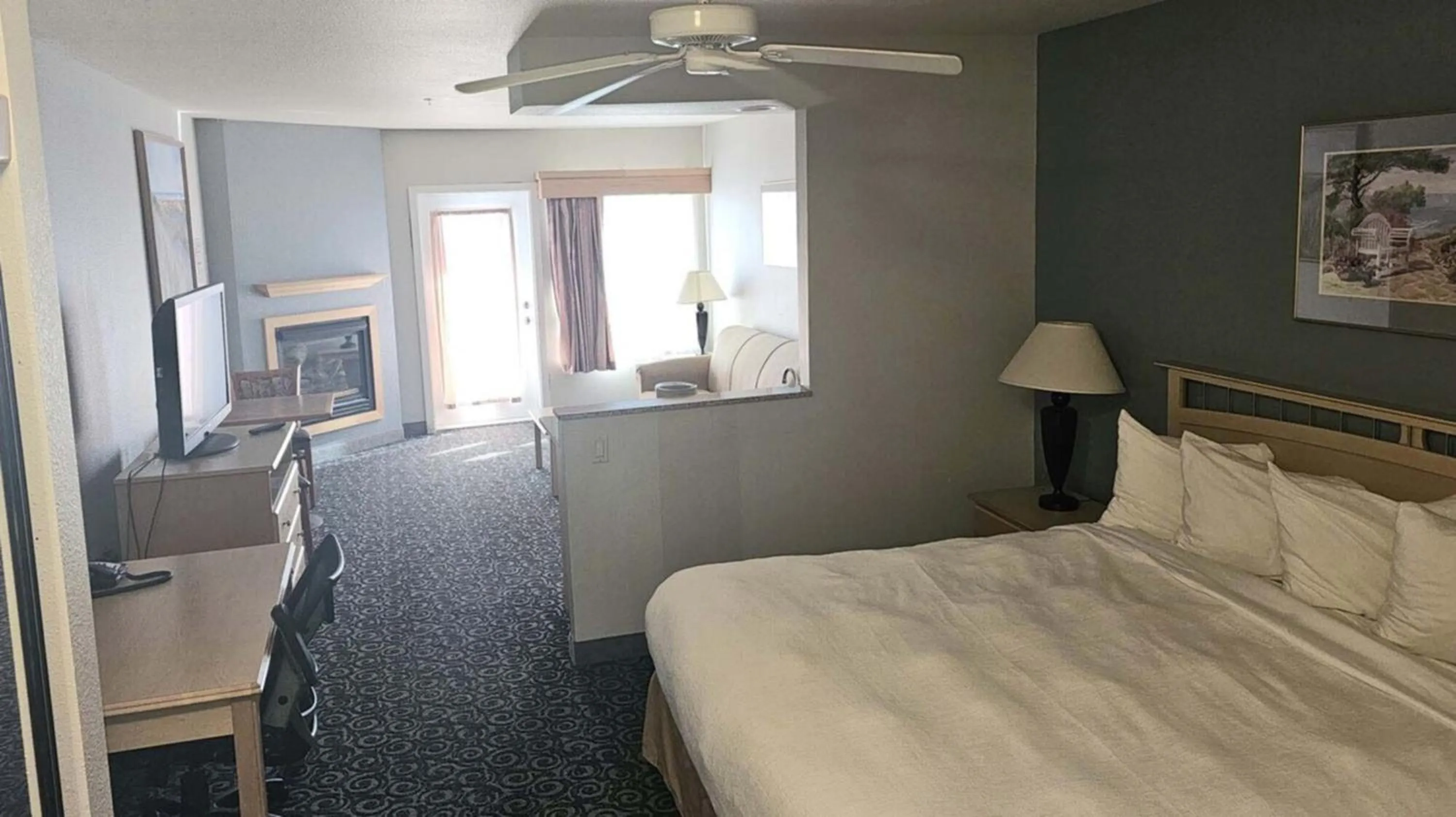 Bed in Lighthouse Suites Inn