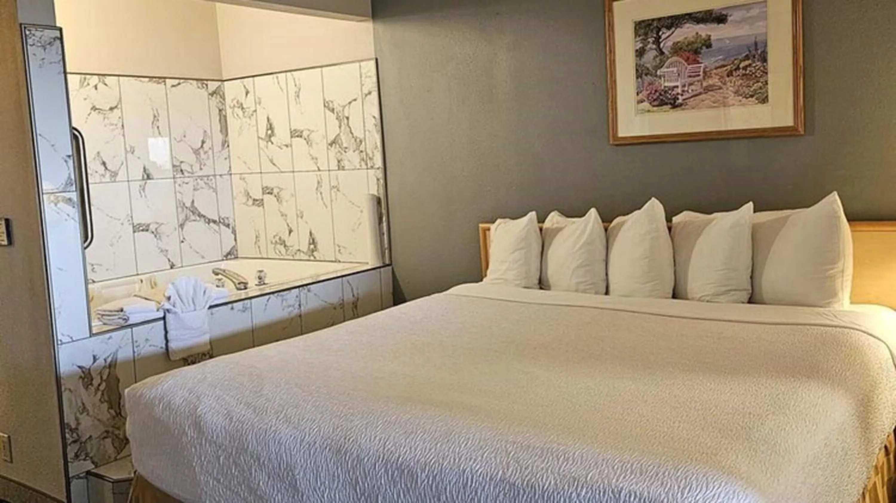 Bed in Lighthouse Suites Inn