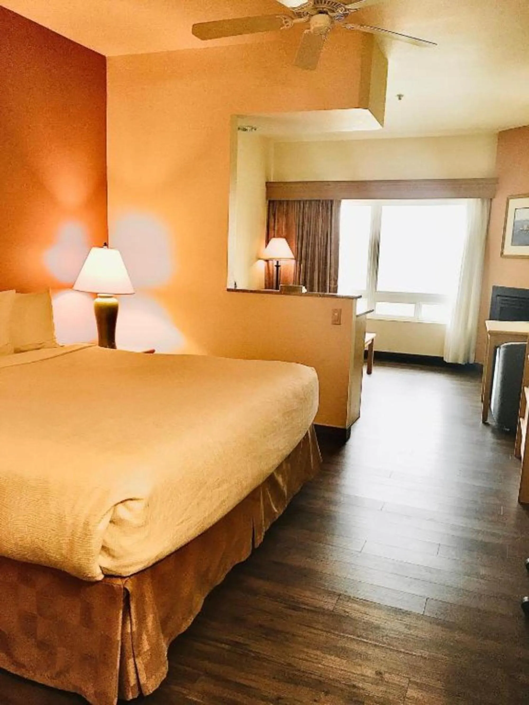 Bed in Lighthouse Suites Inn