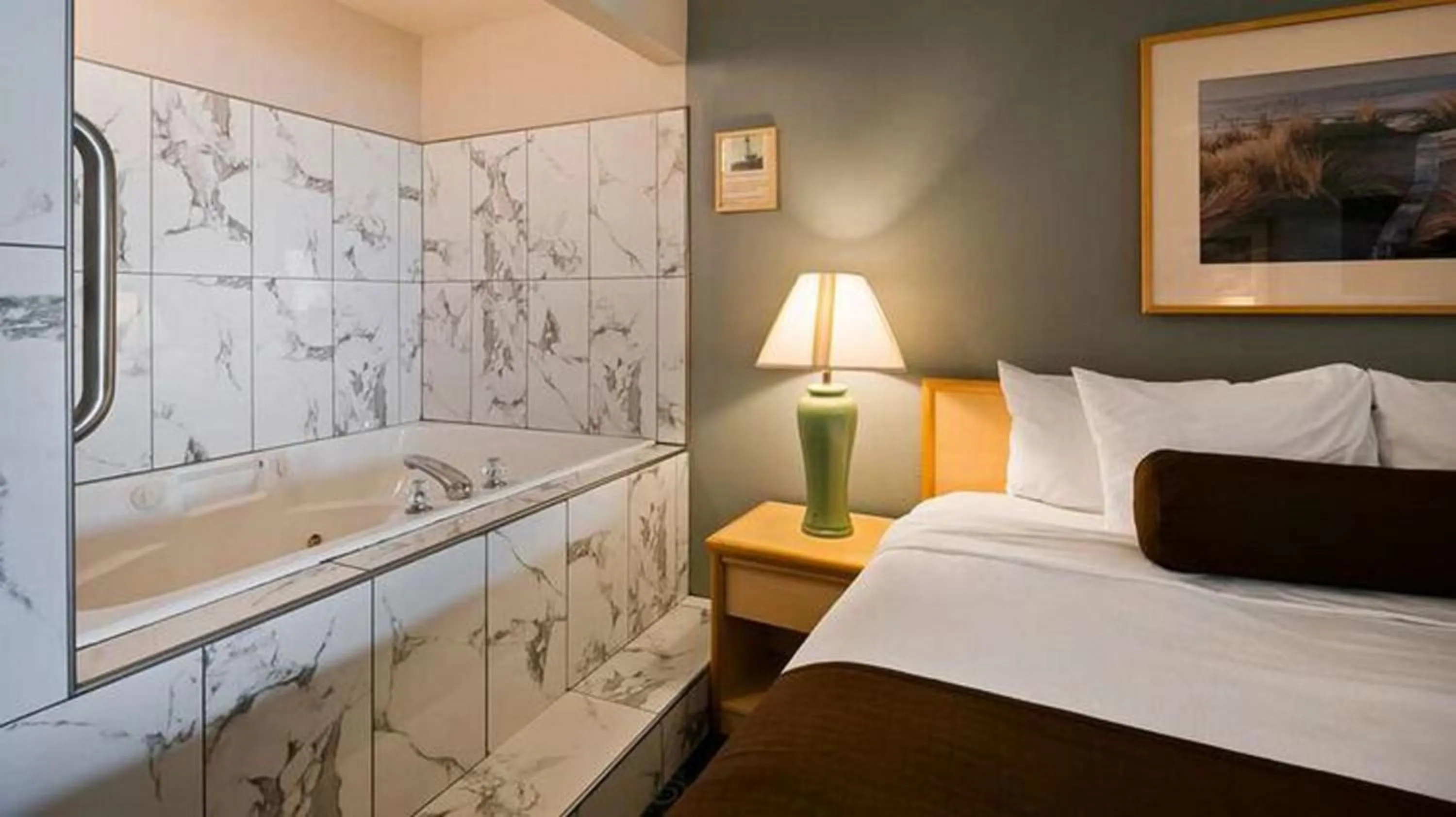 Bathroom, Bed in Lighthouse Suites Inn