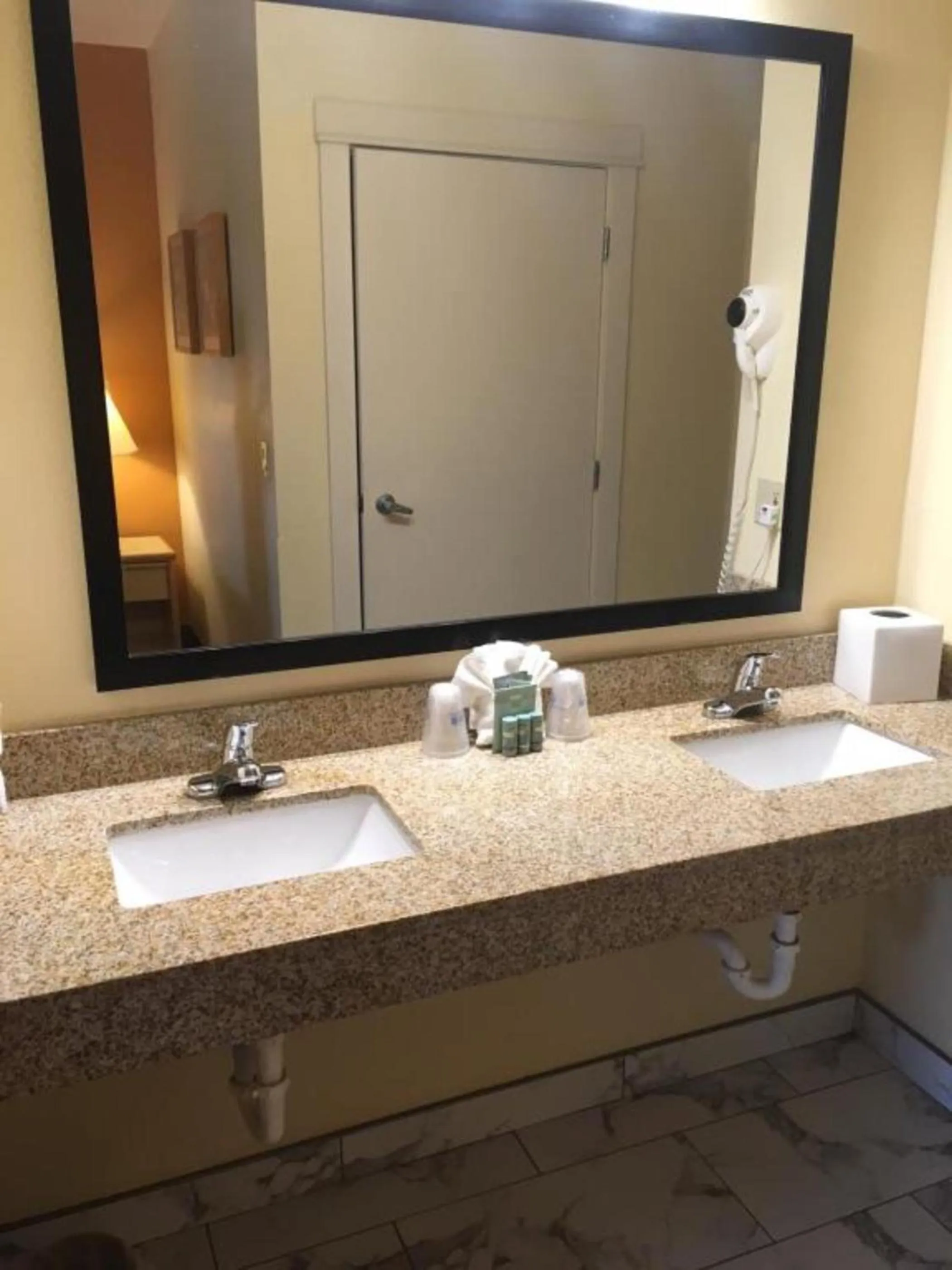 Bathroom in Lighthouse Suites Inn