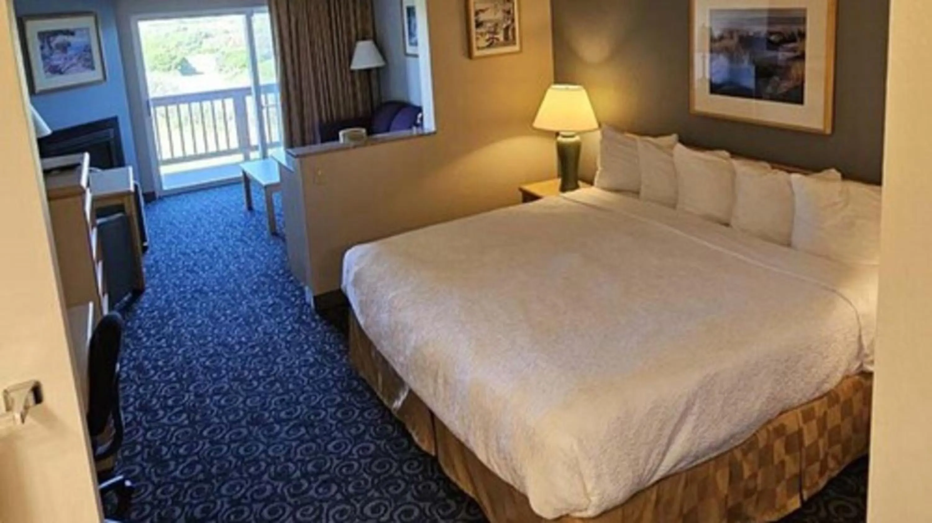 Bed in Lighthouse Suites Inn