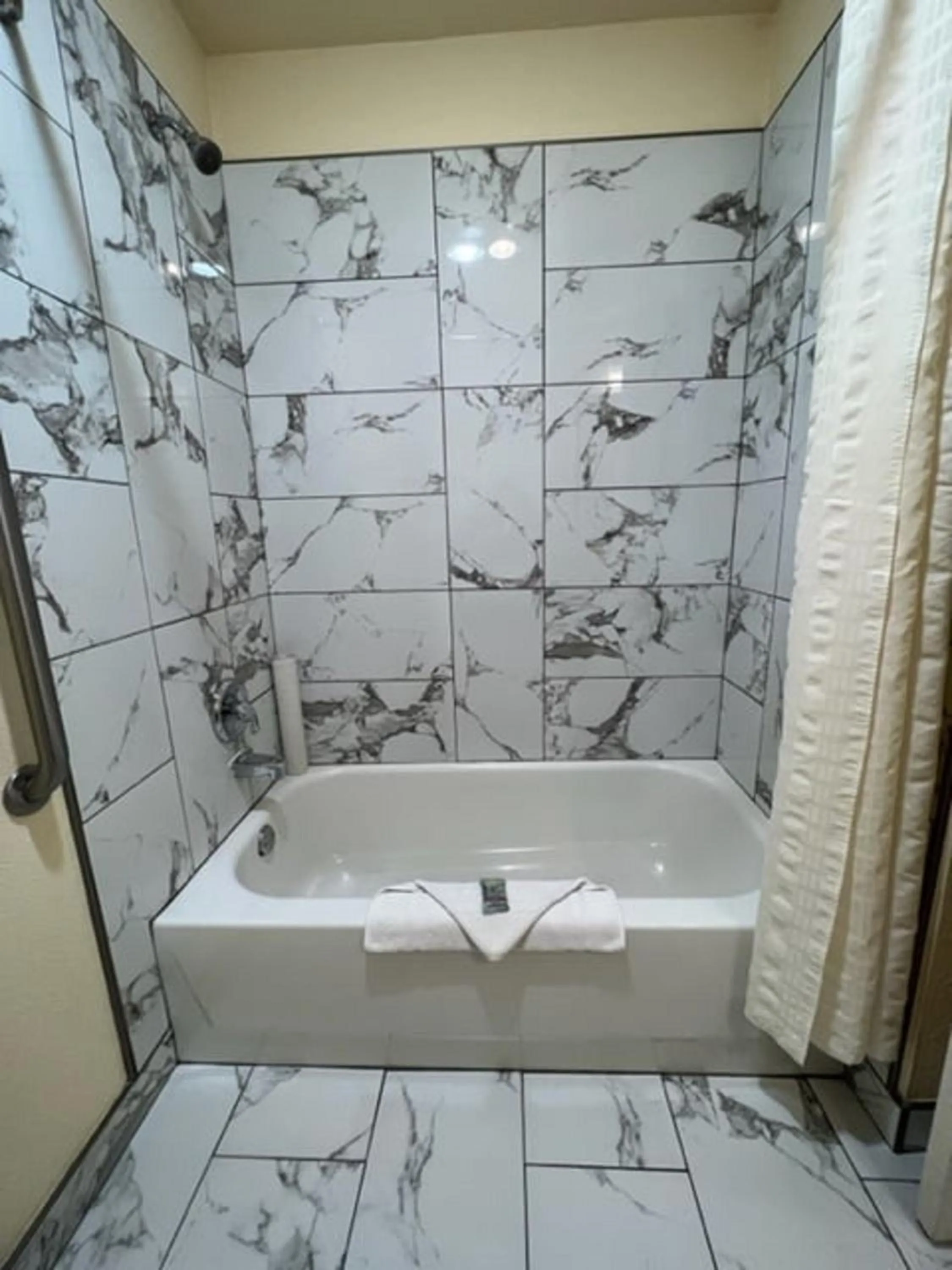 Bathroom in Lighthouse Suites Inn