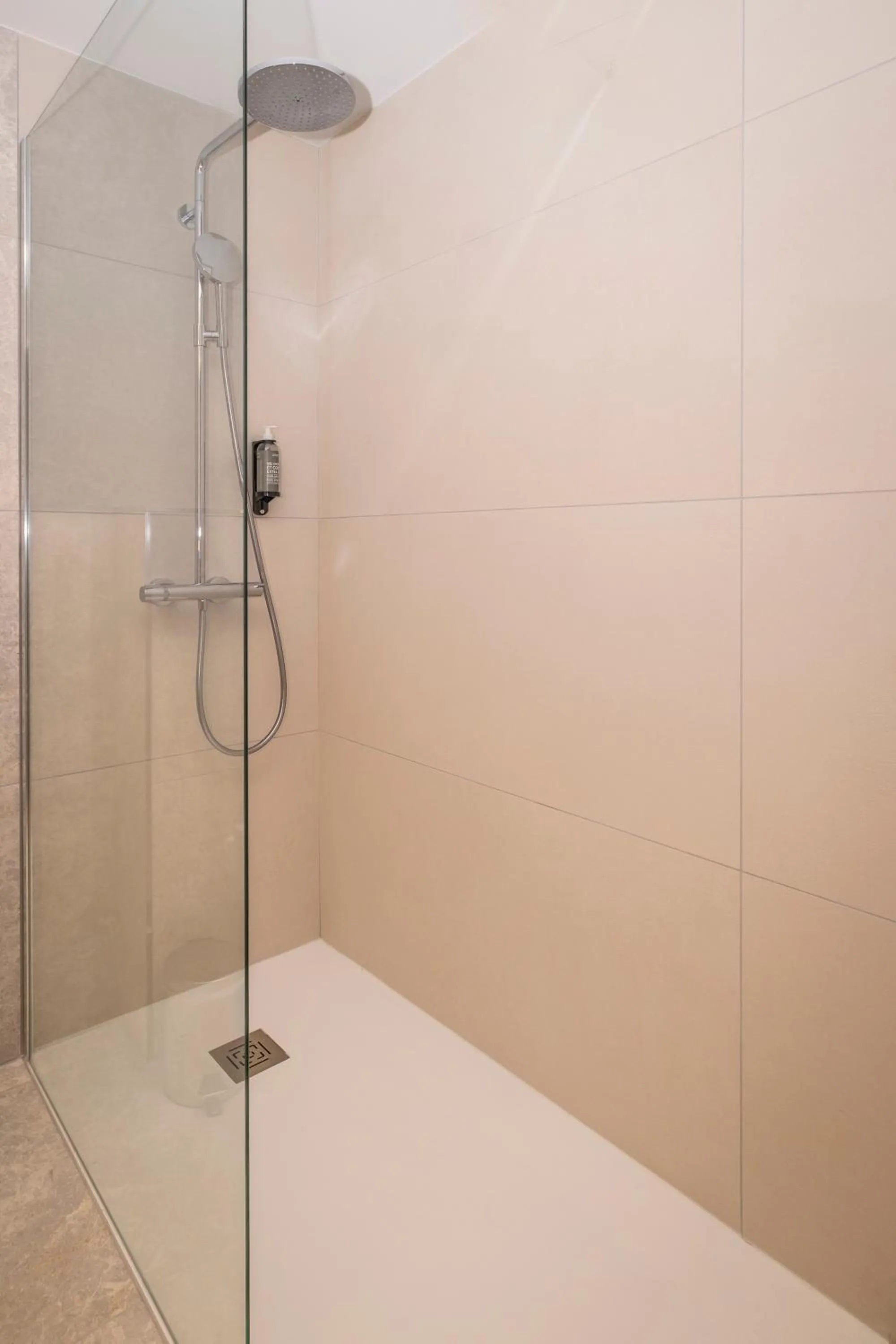 Shower in Hôtel Le Relais des Brasseurs - Aubagne