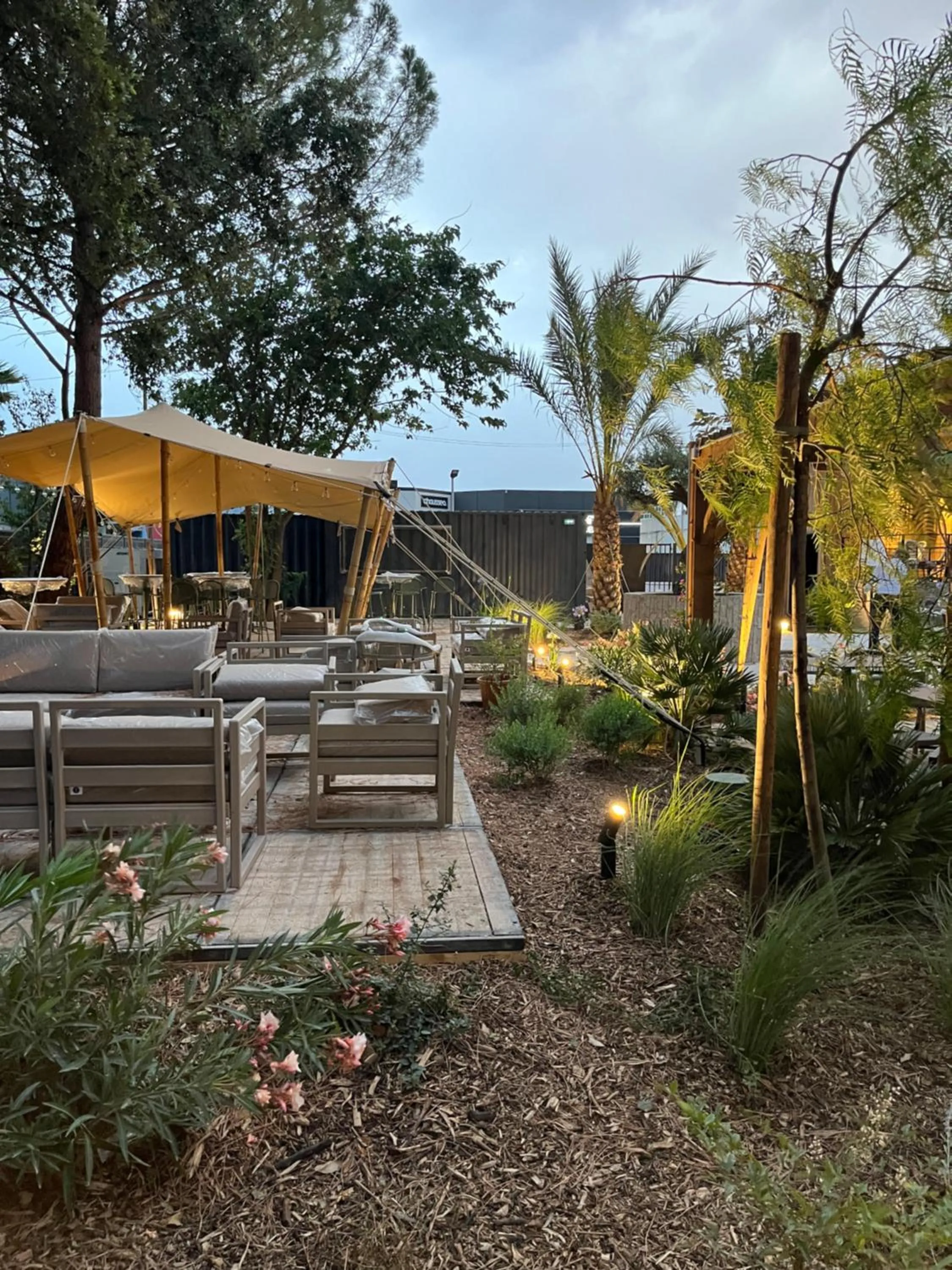 Natural landscape in Hôtel Le Relais des Brasseurs - Aubagne