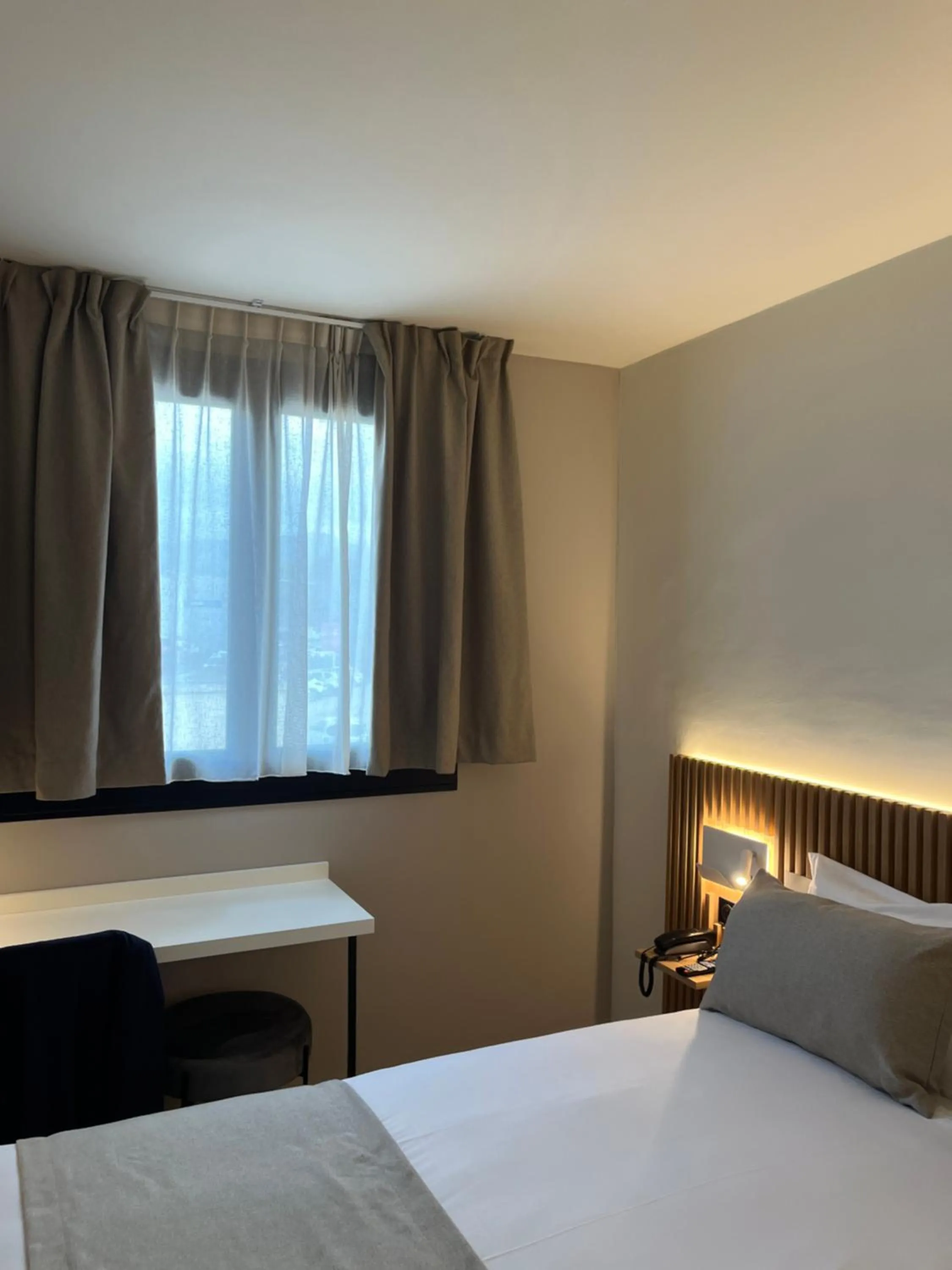 Bed in Hôtel Le Relais des Brasseurs - Aubagne