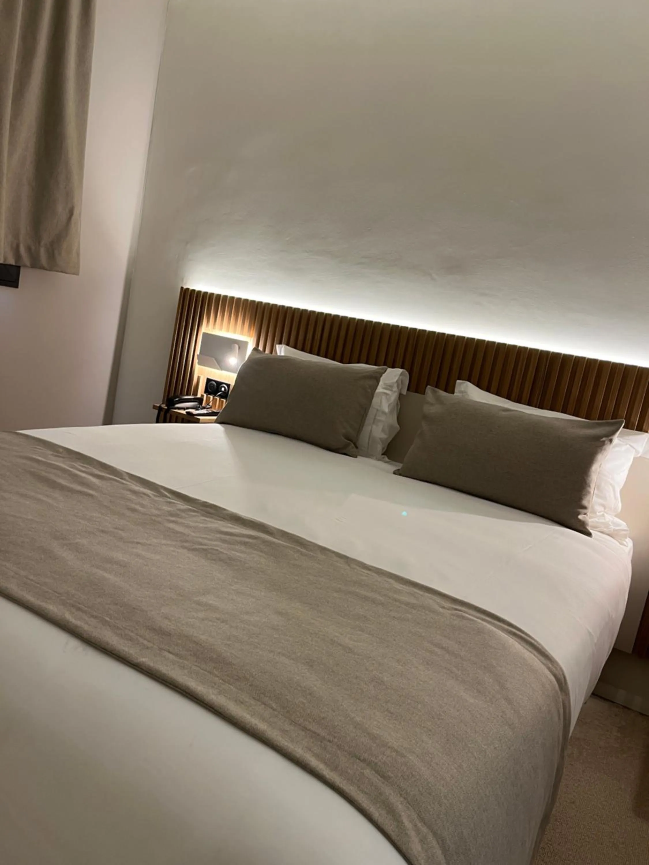 Bed in Hôtel Le Relais des Brasseurs - Aubagne