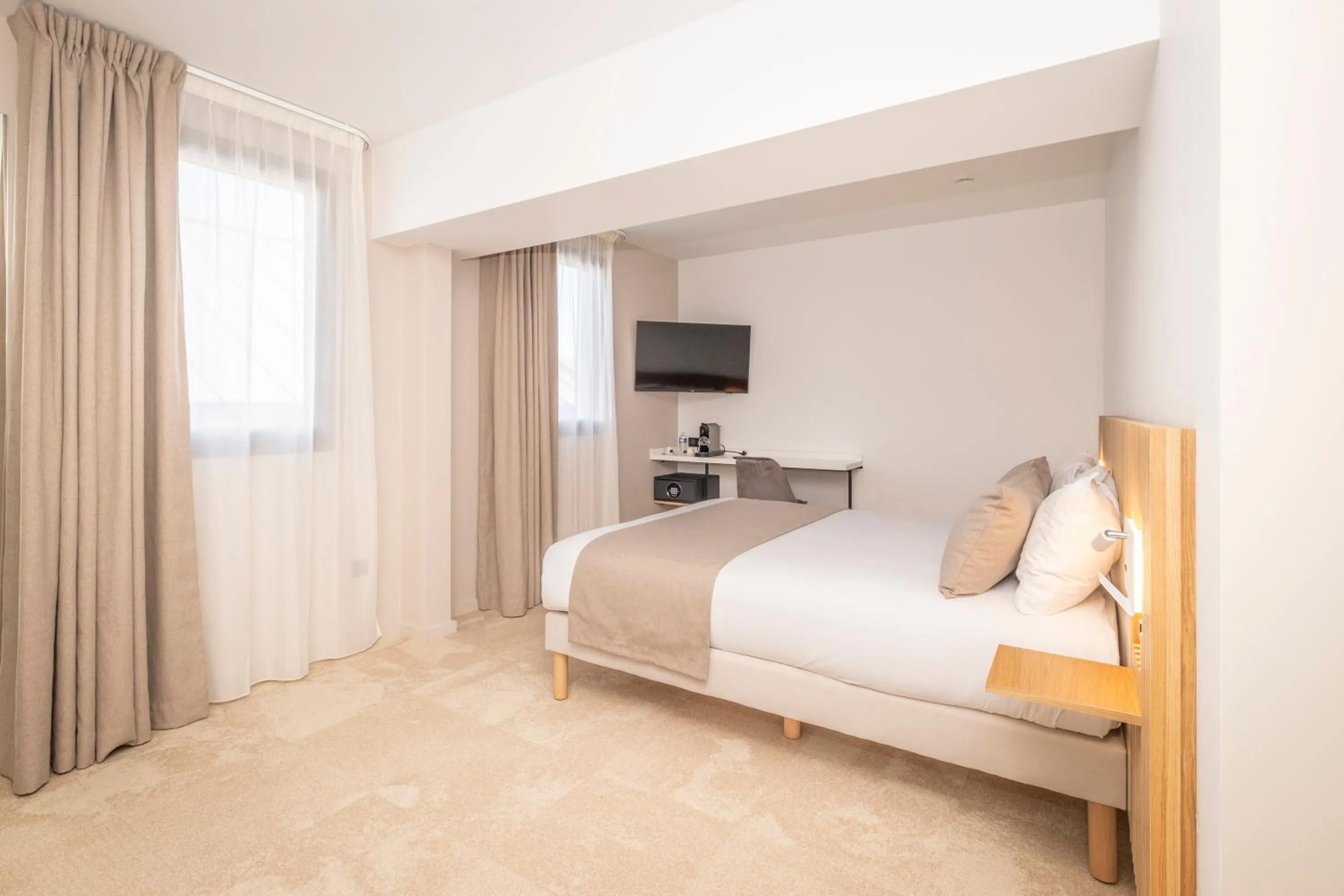 Bed in Hôtel Le Relais des Brasseurs - Aubagne