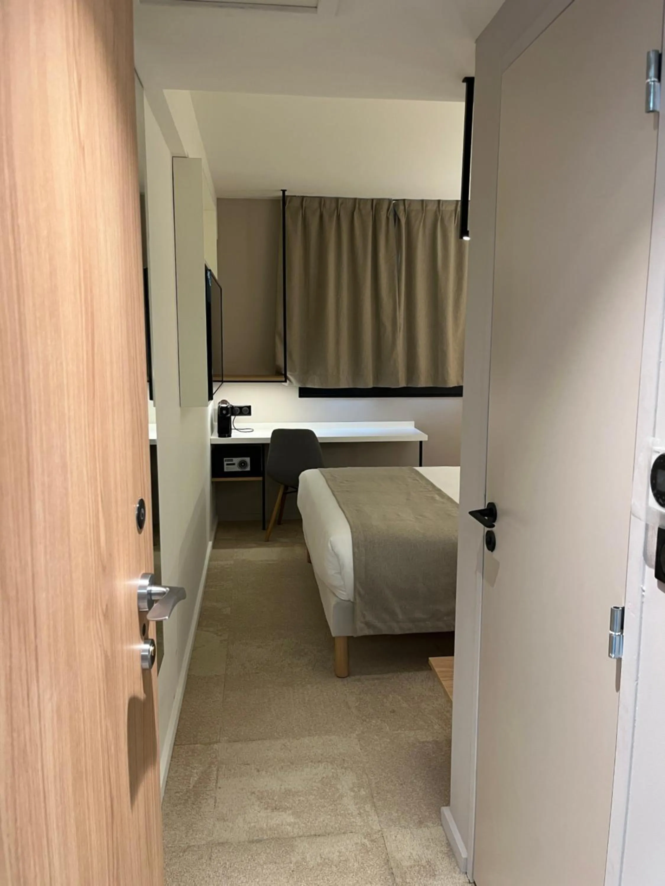 Bed in Hôtel Le Relais des Brasseurs - Aubagne