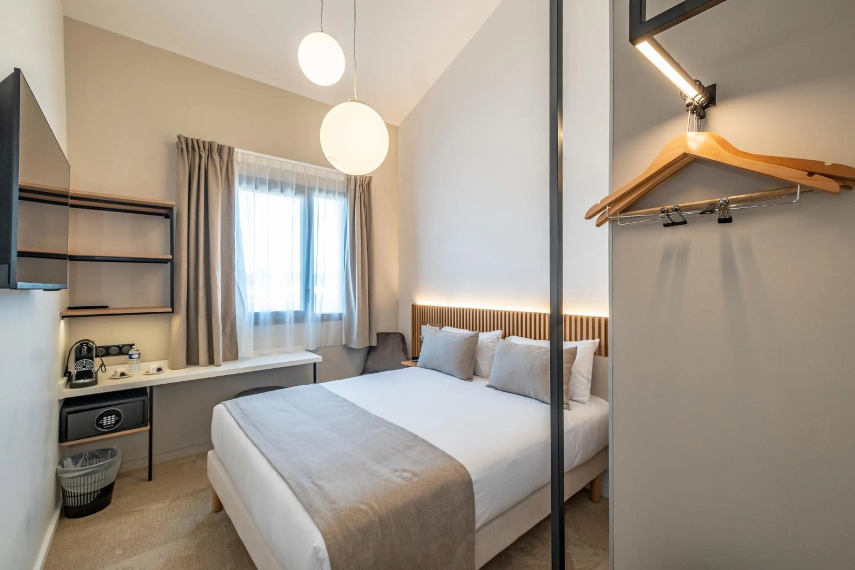 Photo of the whole room, Bed in Hôtel Le Relais des Brasseurs - Aubagne