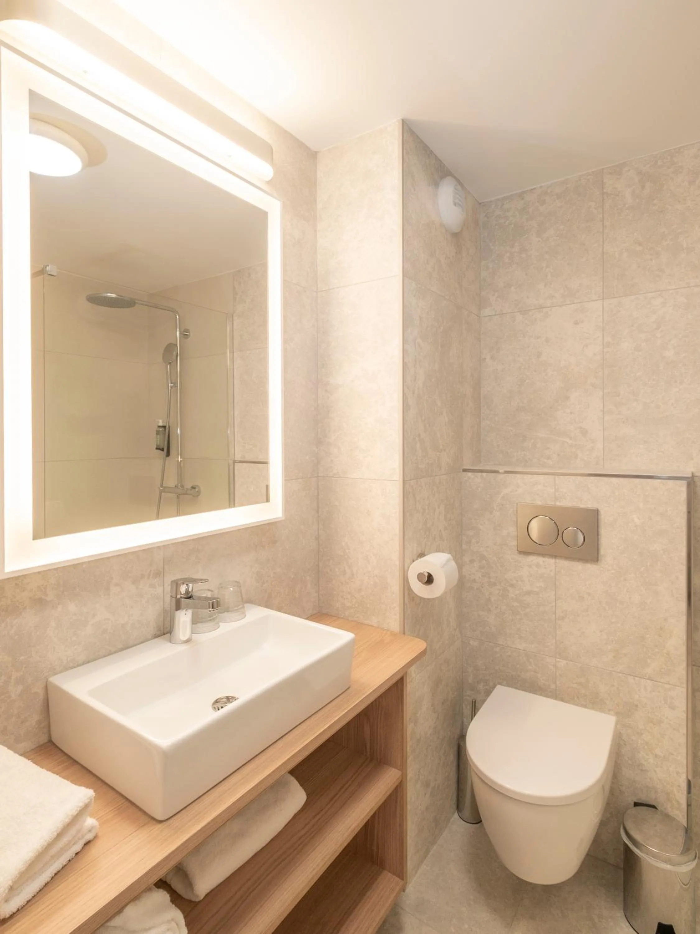 Bathroom in Hôtel Le Relais des Brasseurs - Aubagne