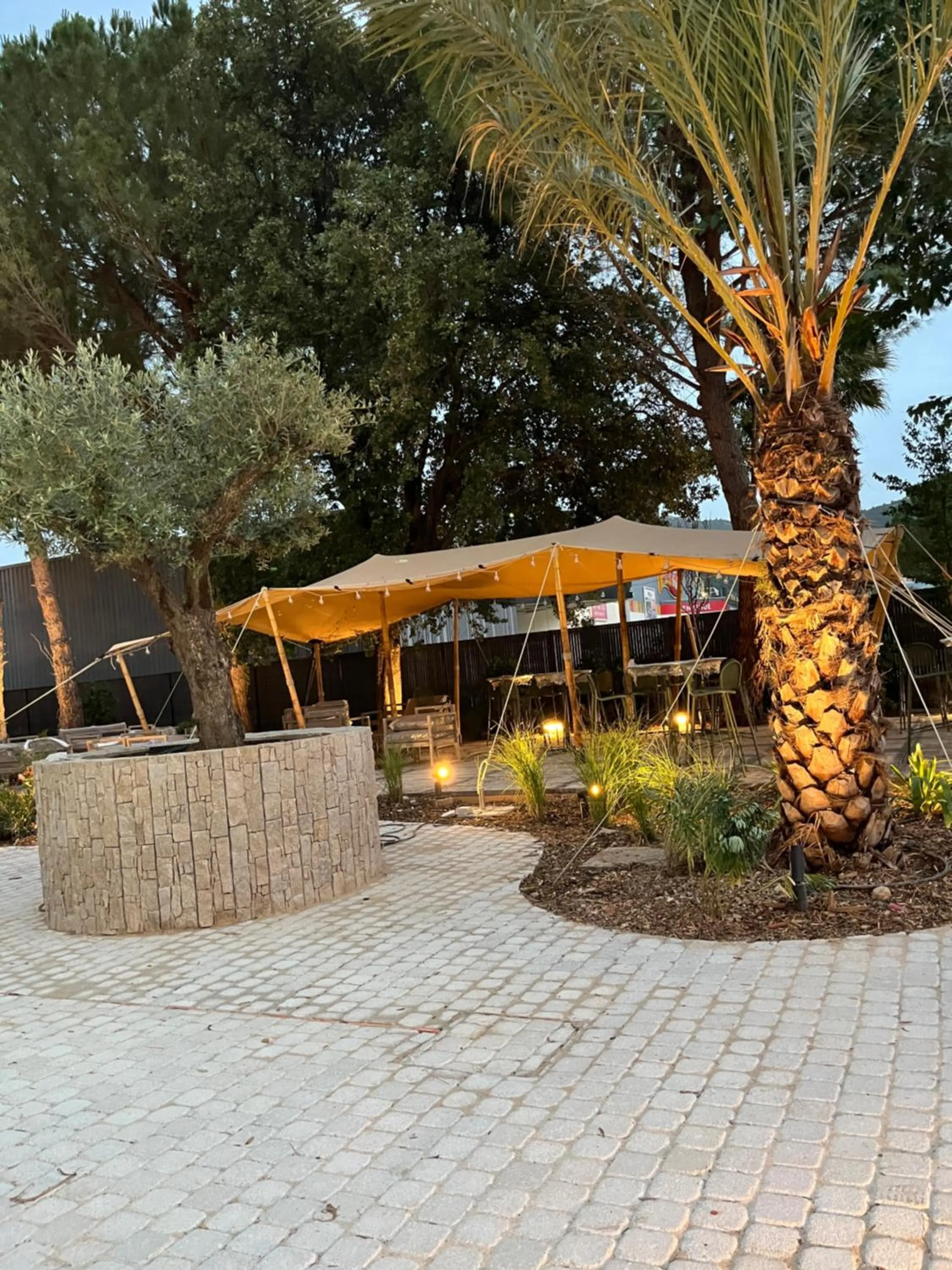 Garden view in Hôtel Le Relais des Brasseurs - Aubagne