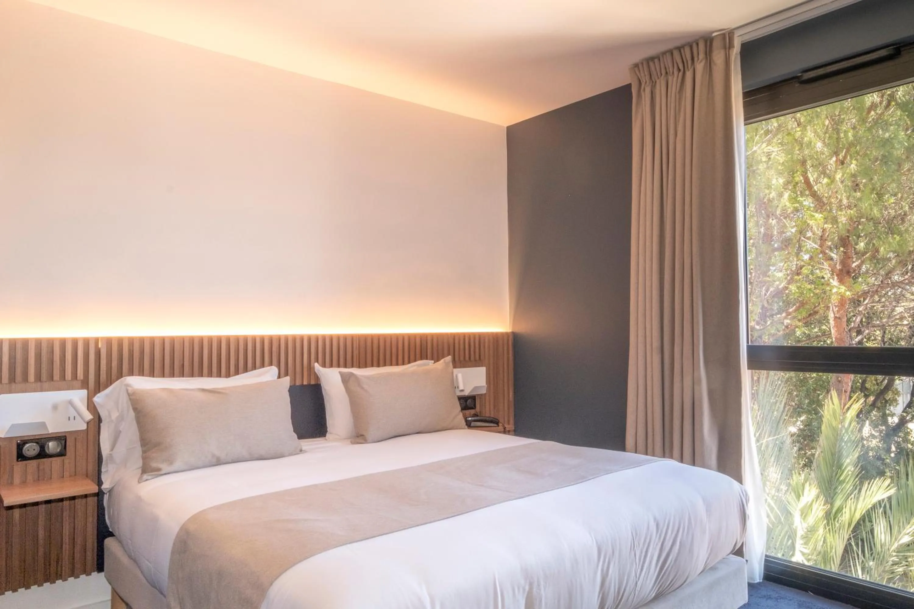 Photo of the whole room, Bed in Hôtel Le Relais des Brasseurs - Aubagne