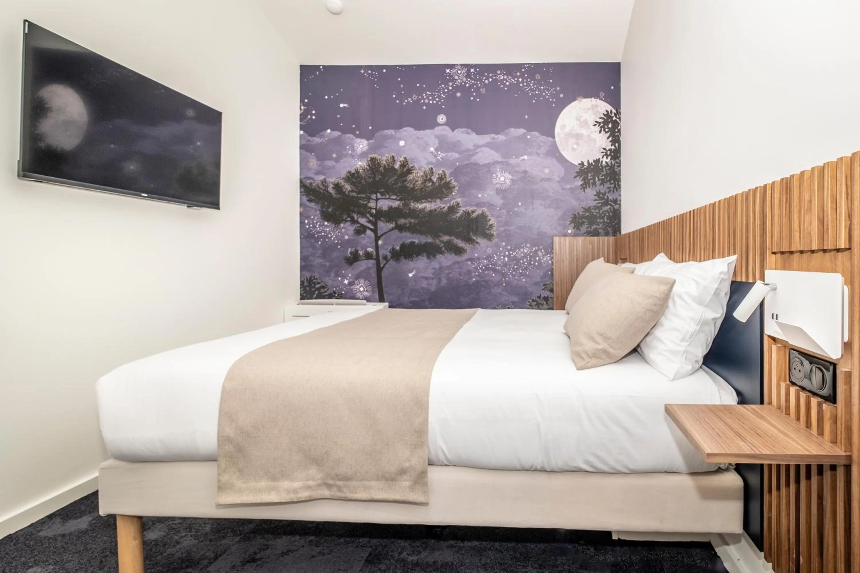 Bed in Hôtel Le Relais des Brasseurs - Aubagne