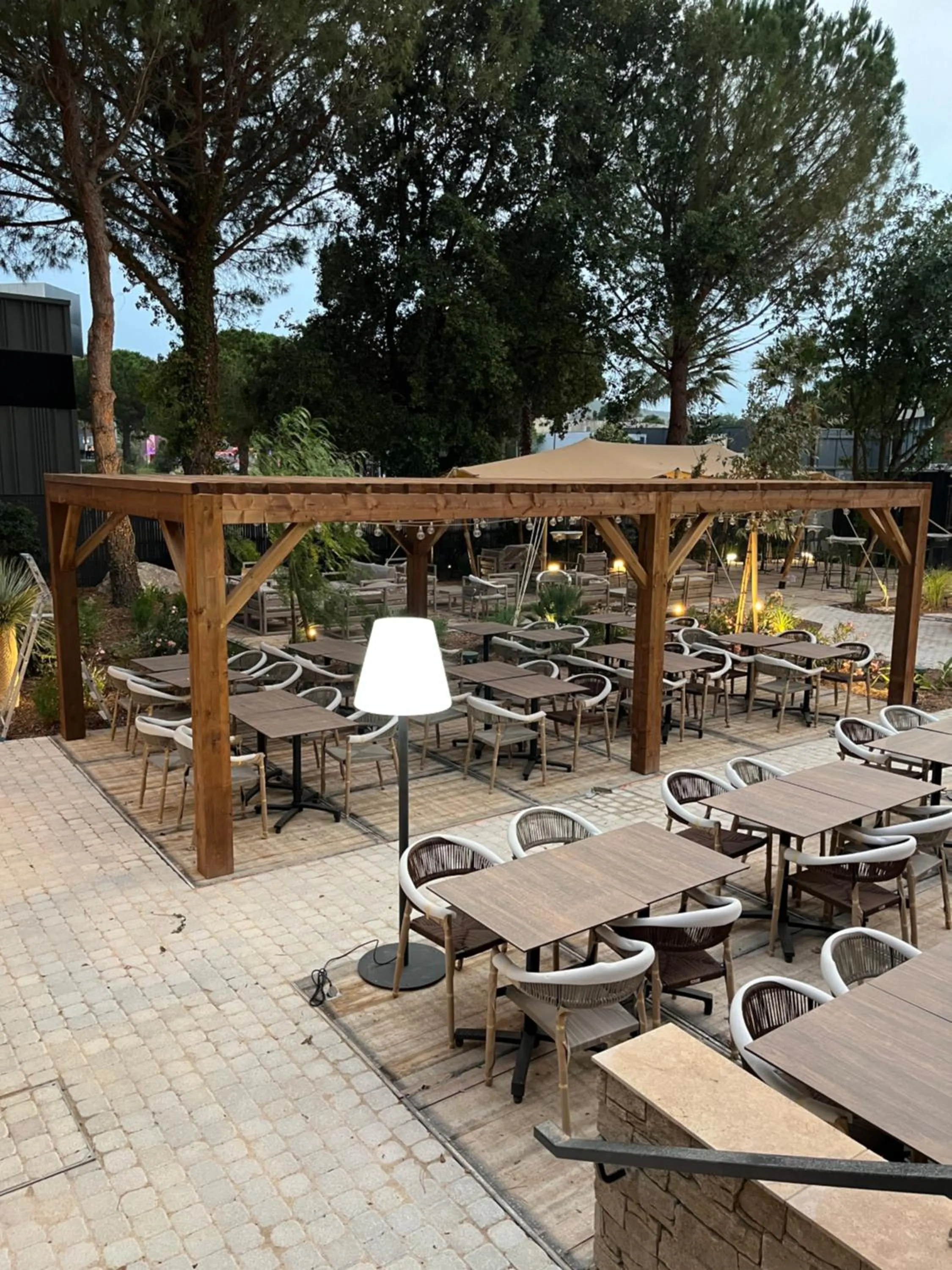 Patio in Hôtel Le Relais des Brasseurs - Aubagne