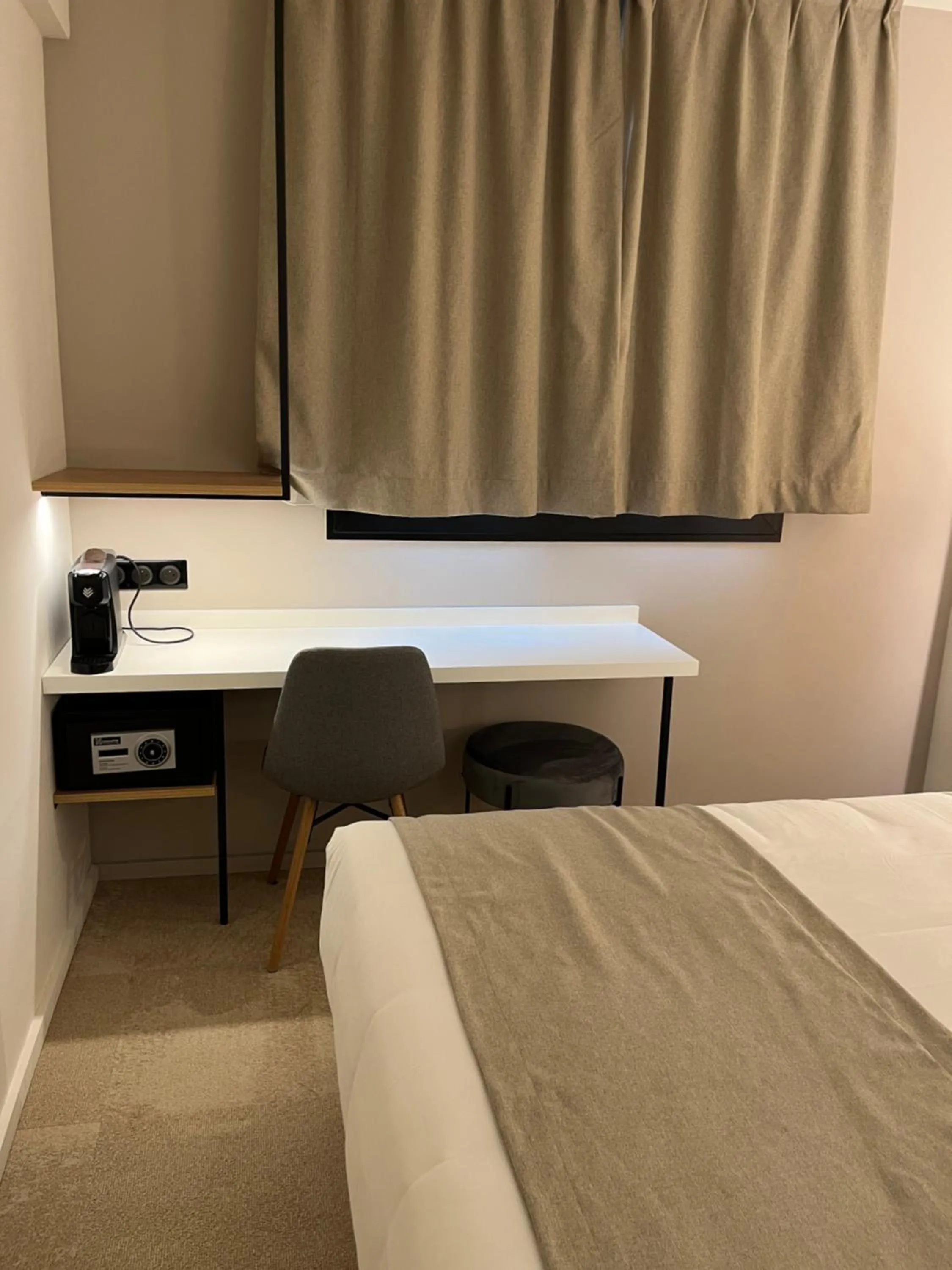 Bed in Hôtel Le Relais des Brasseurs - Aubagne