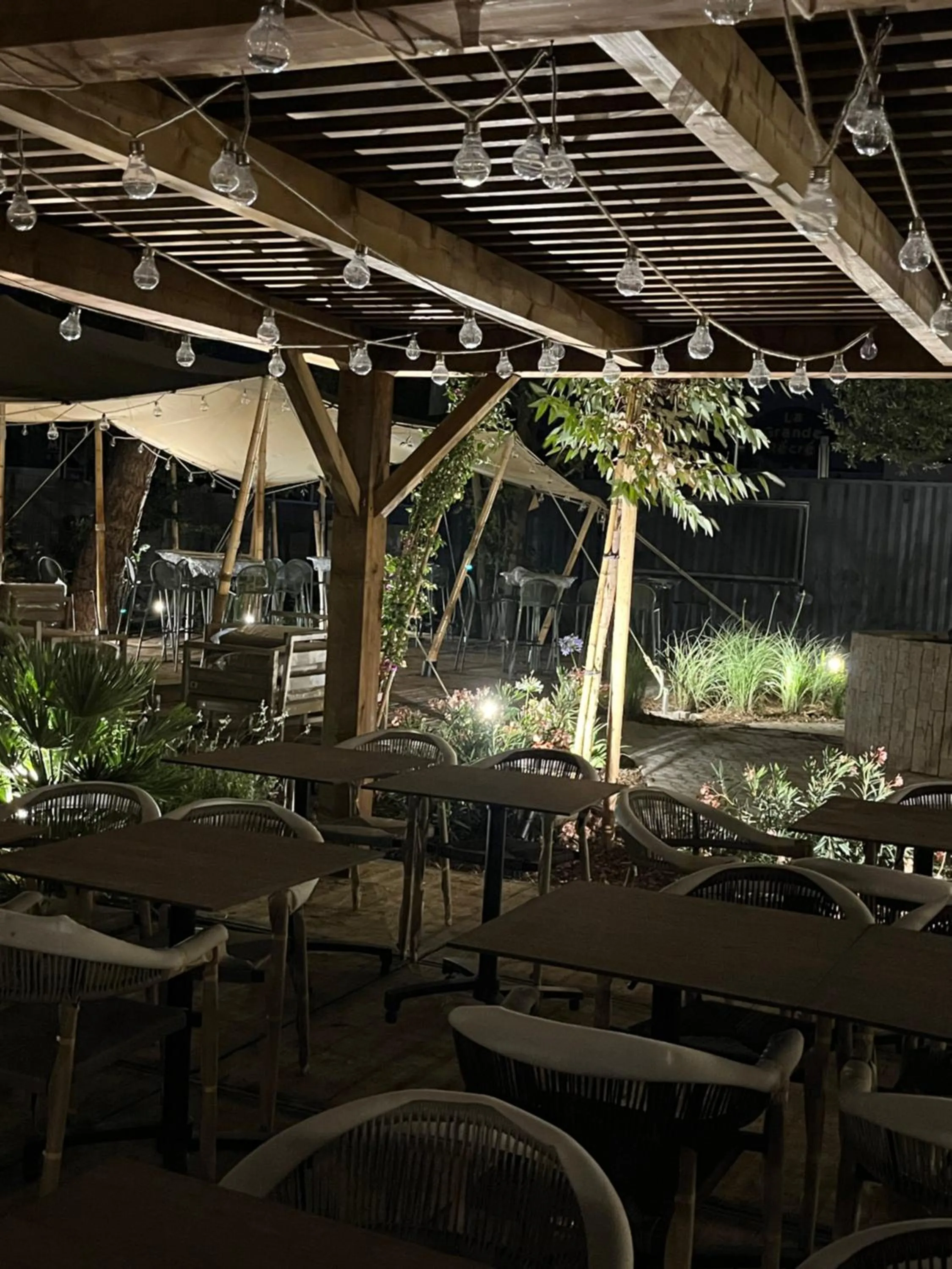 Garden in Hôtel Le Relais des Brasseurs - Aubagne