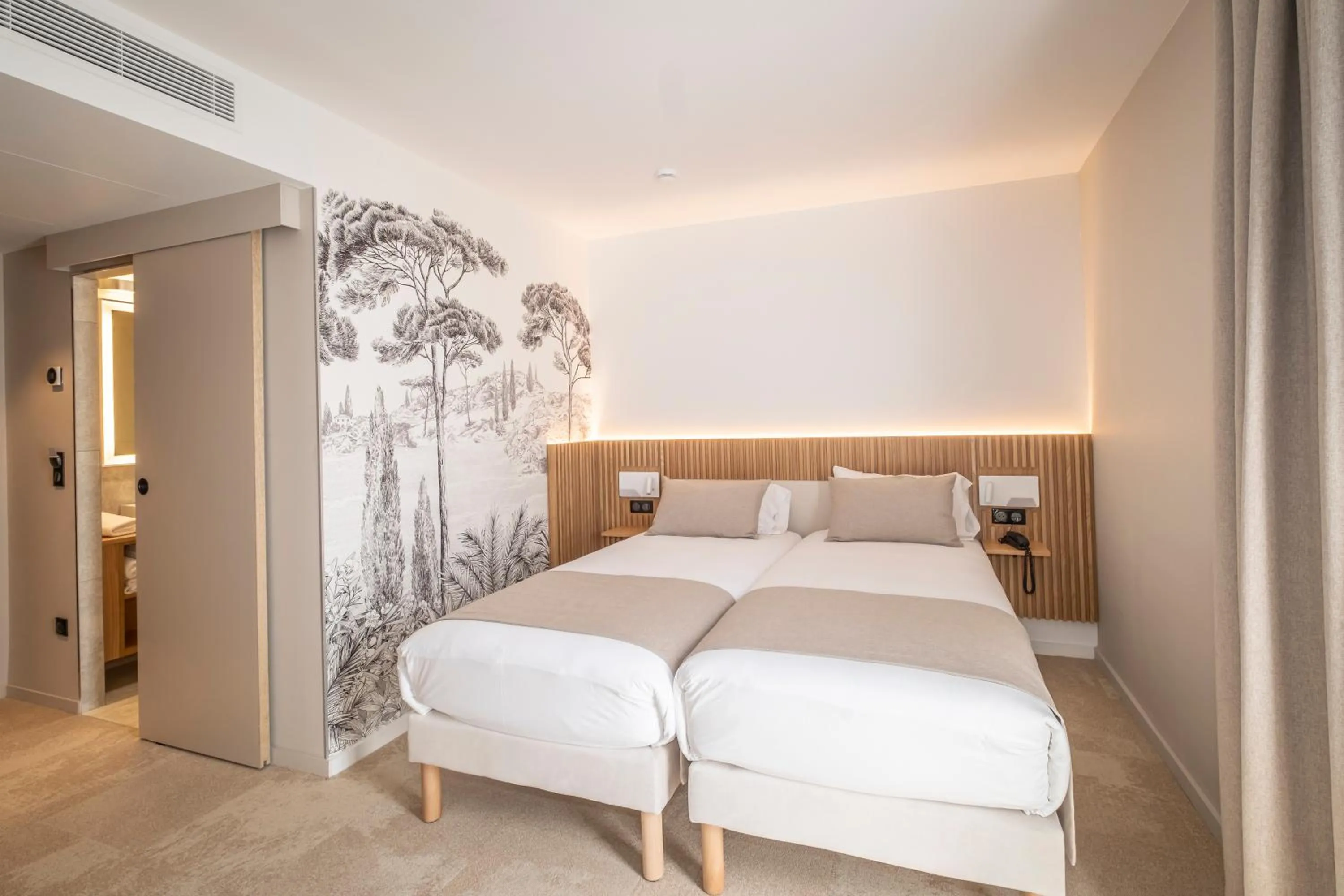 Photo of the whole room, Bed in Hôtel Le Relais des Brasseurs - Aubagne