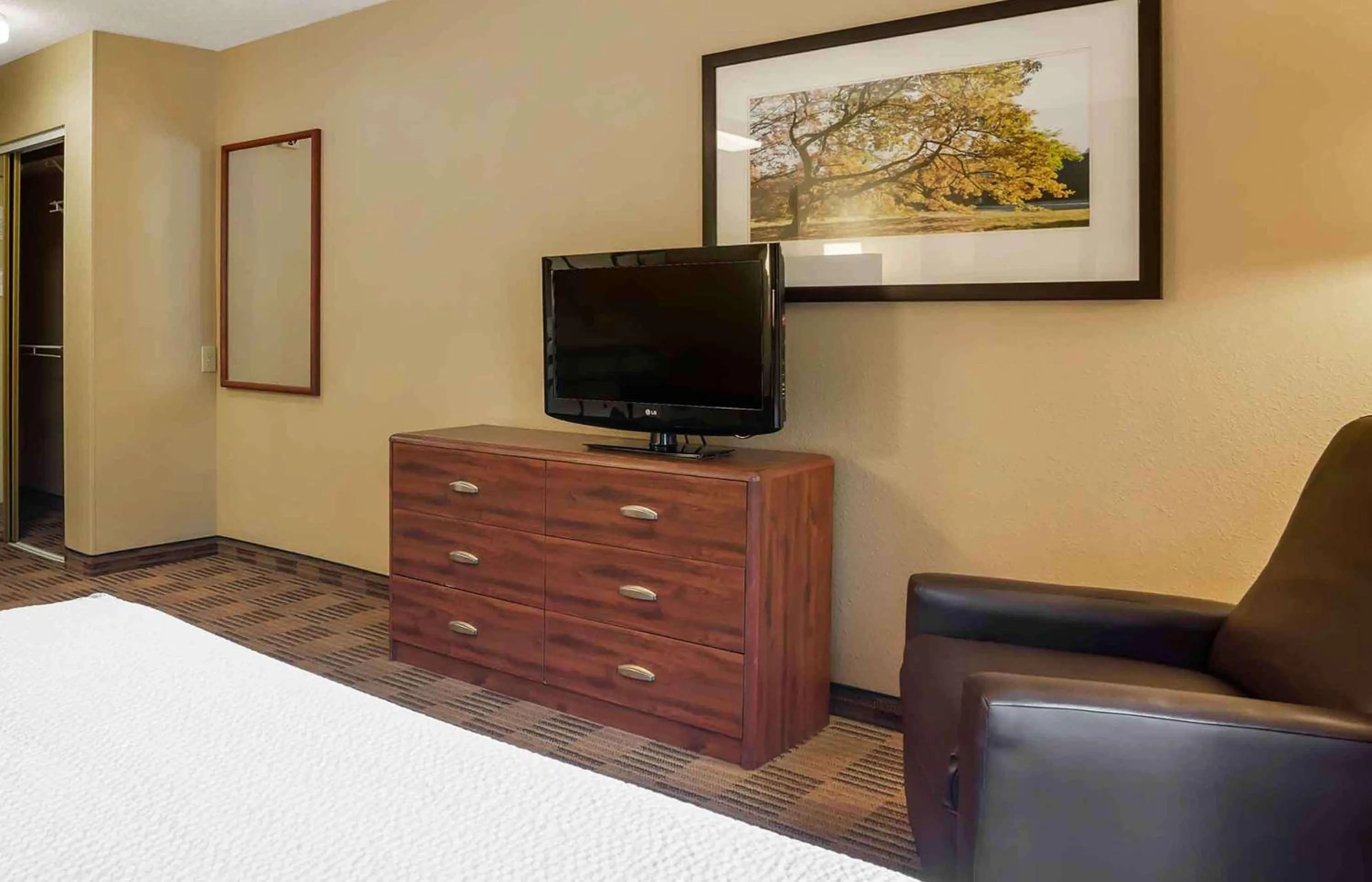 Bedroom, Bed in Extended Stay America Select Suites - Columbia - Gateway Drive