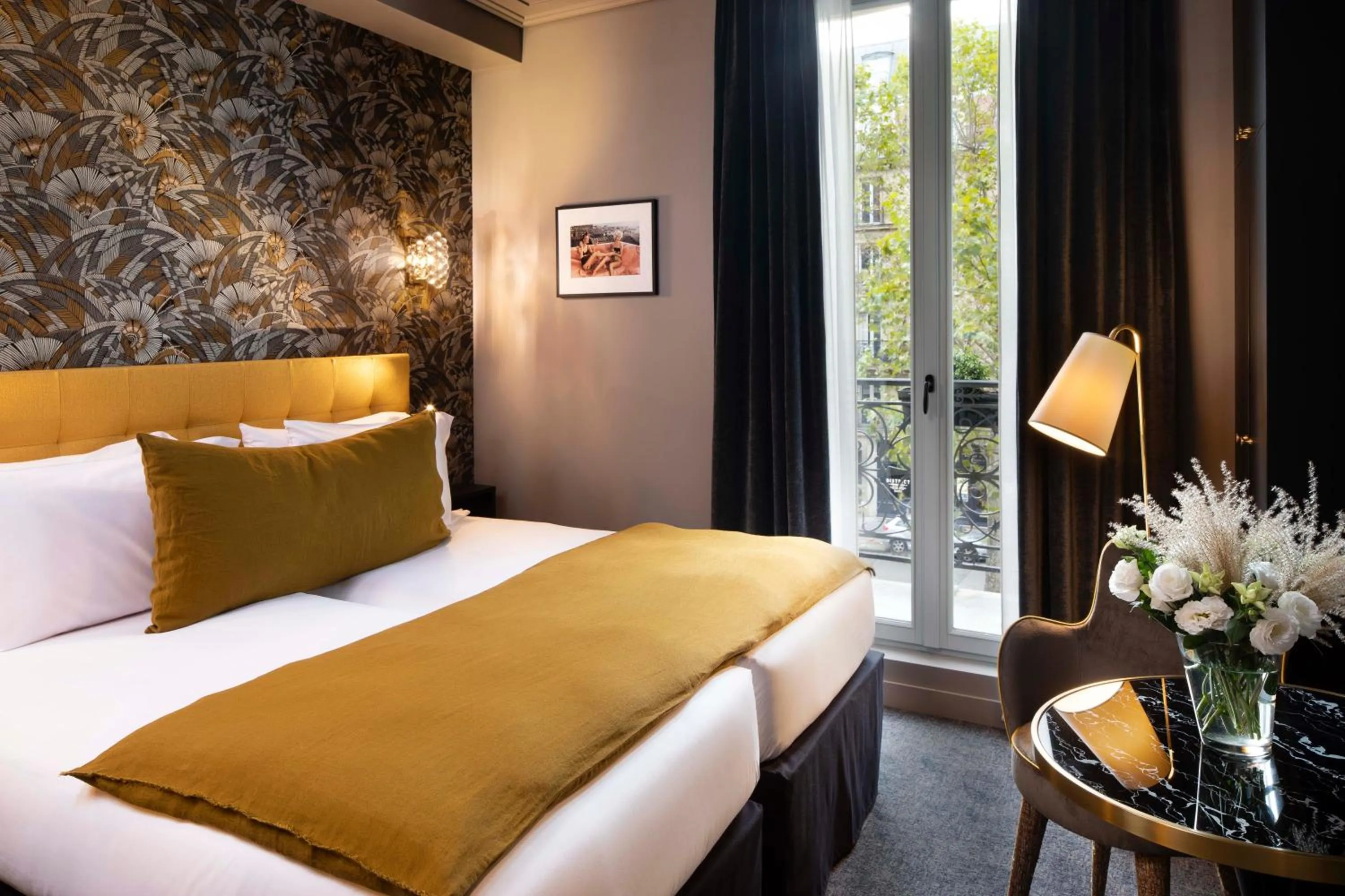 Photo of the whole room, Bed in Rayz Eiffel