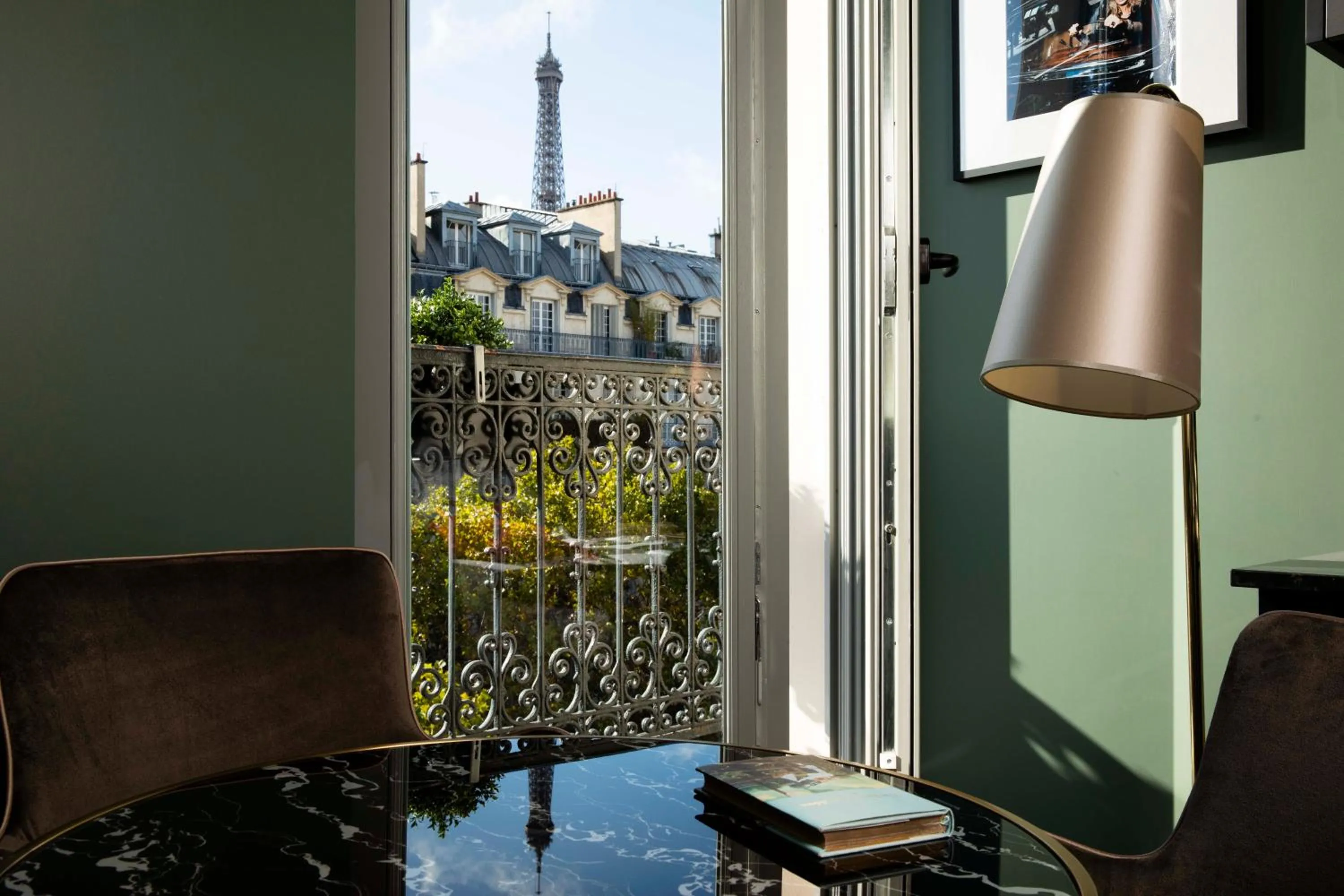 Decorative detail in Rayz Eiffel