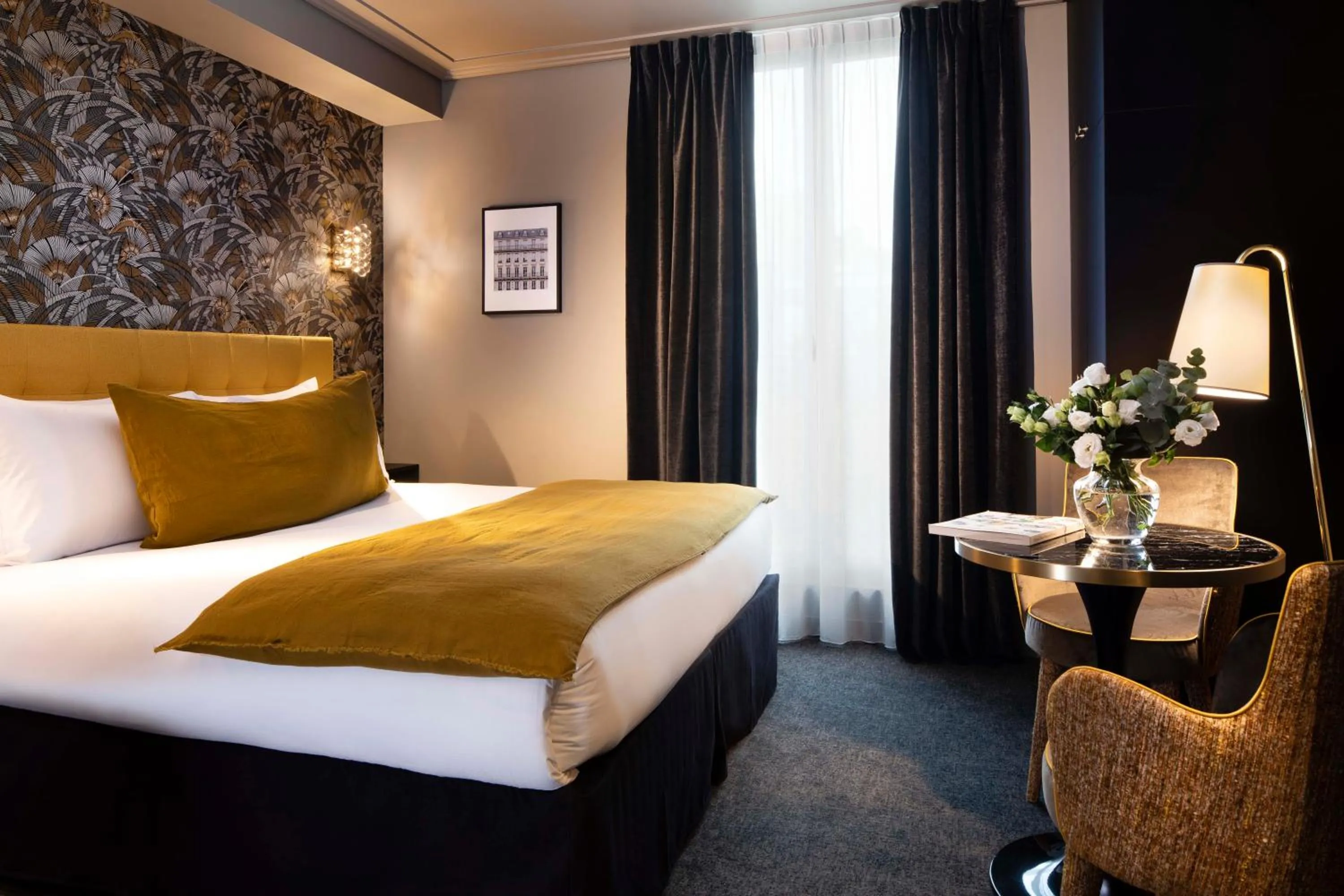 Photo of the whole room, Bed in Rayz Eiffel