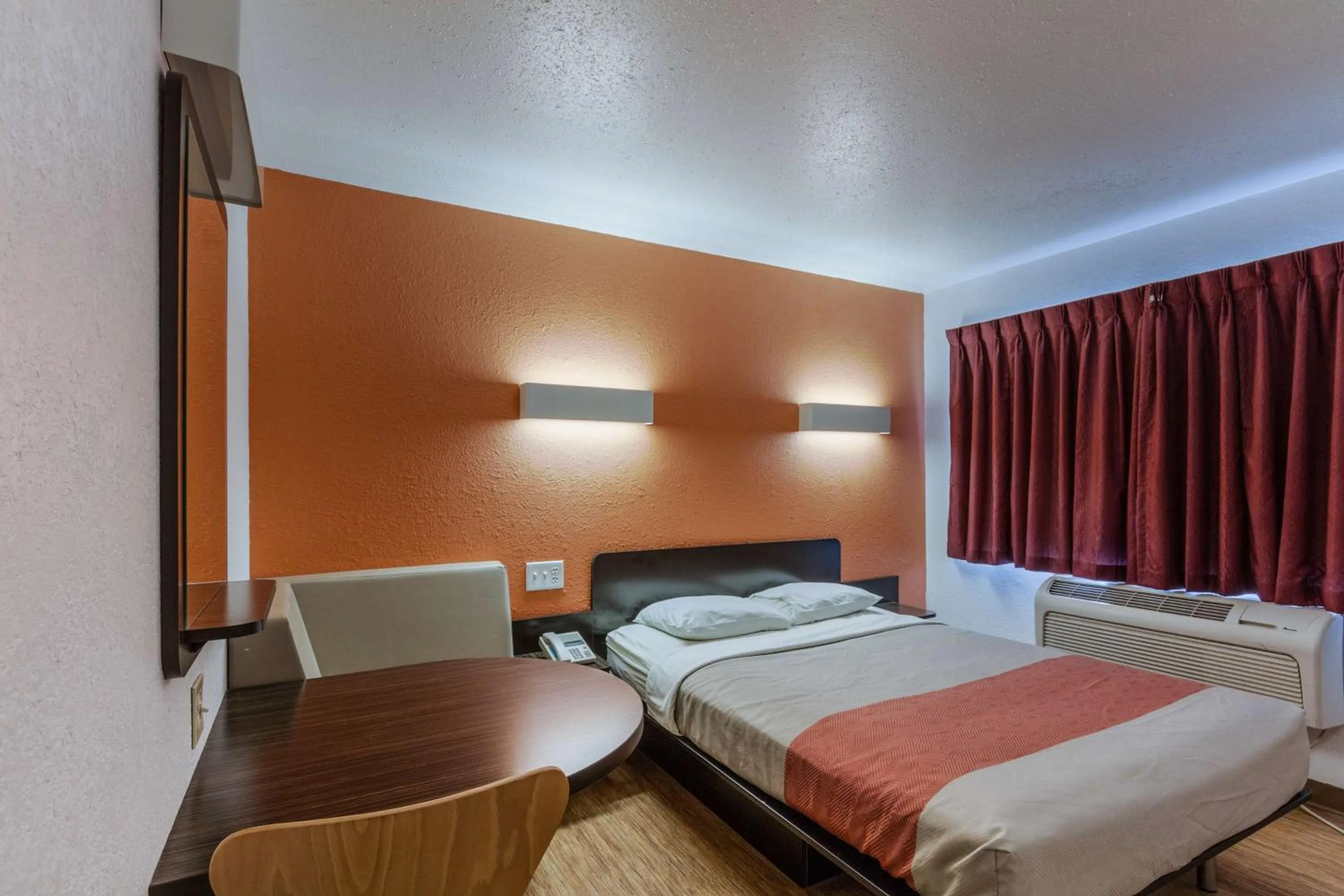 Seating area, Bed in Motel 6-Oshkosh, WI