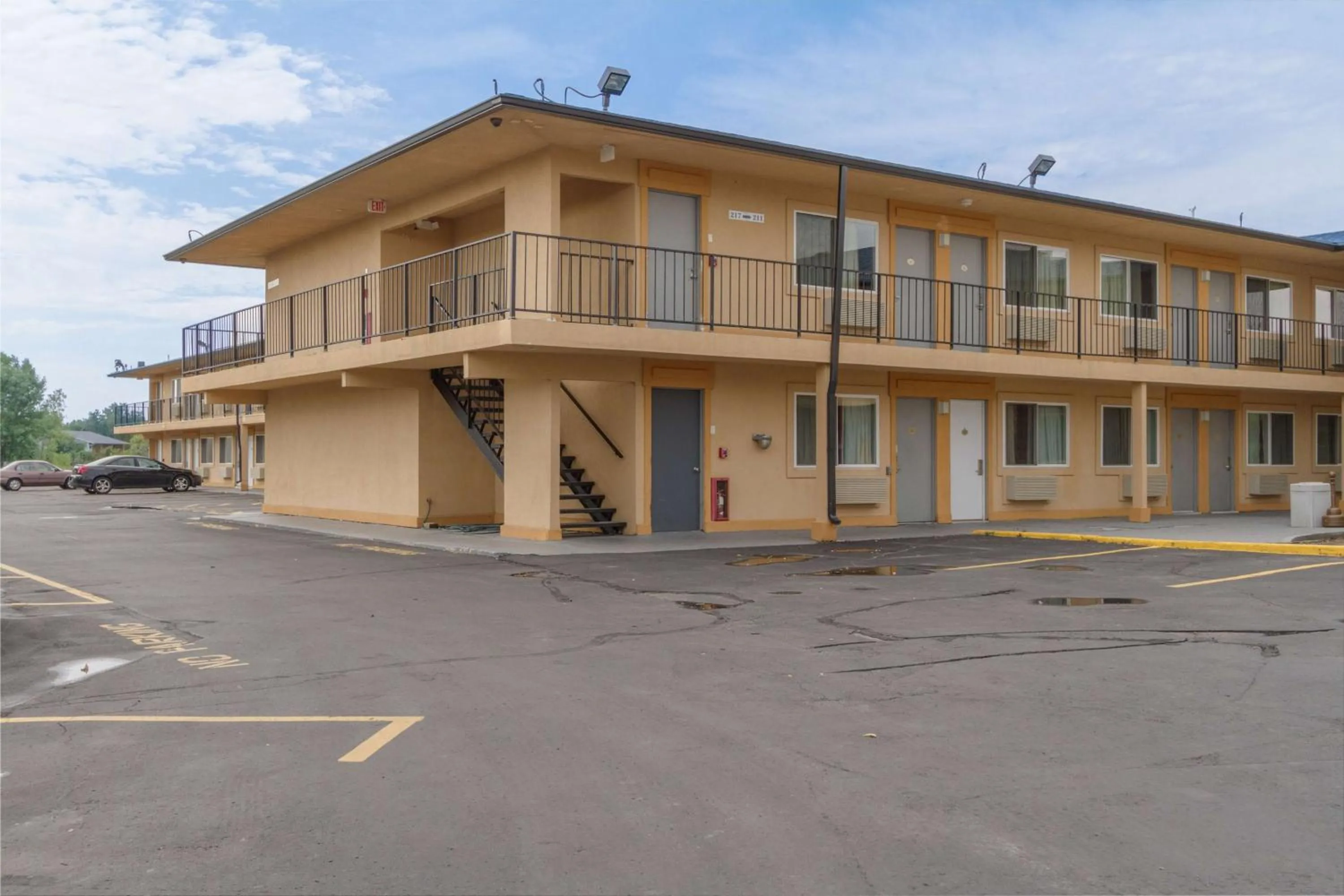 Property building in Motel 6-Oshkosh, WI