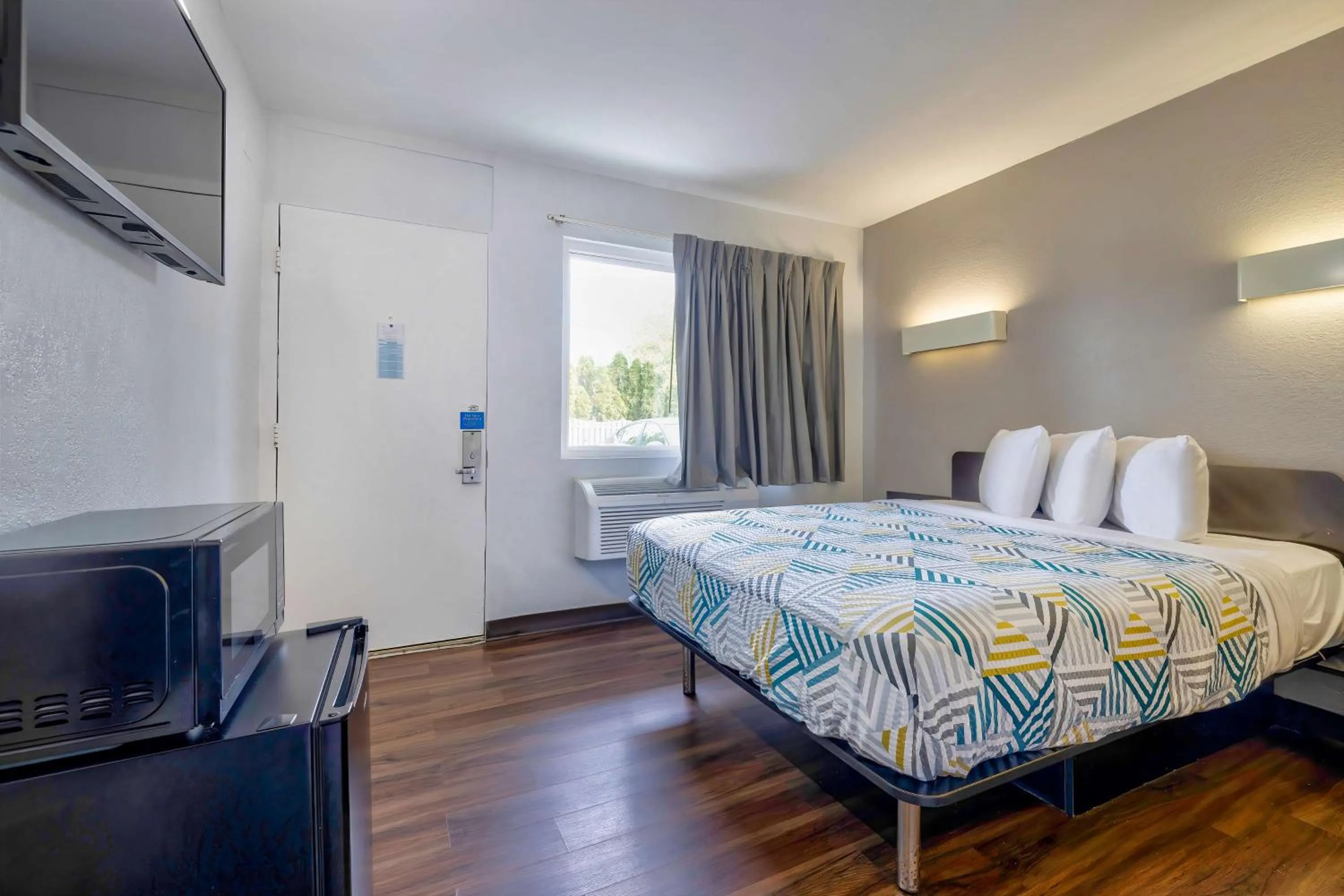 Bedroom, Bed in Motel 6-Oshkosh, WI