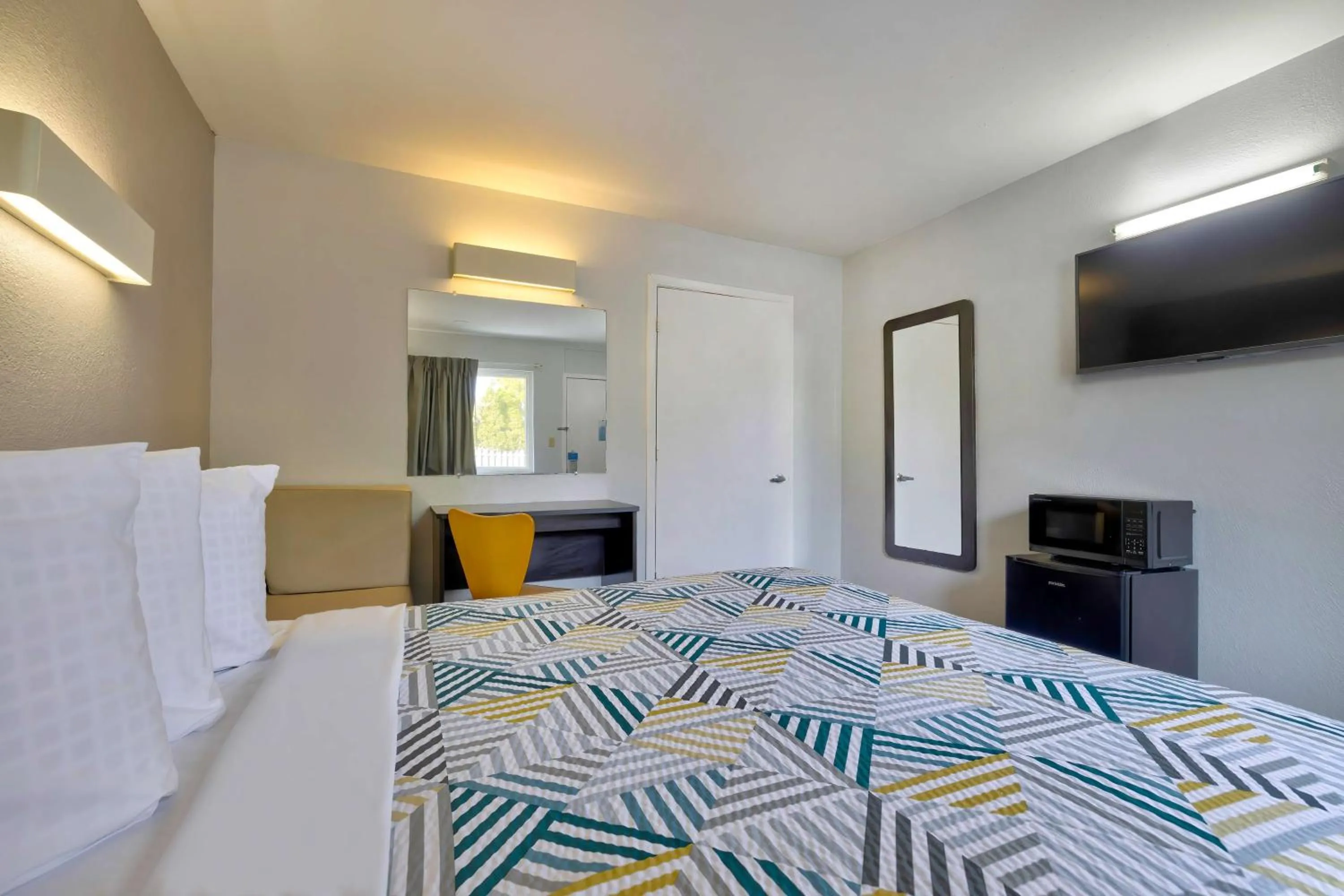 Bedroom, Bed in Motel 6-Oshkosh, WI