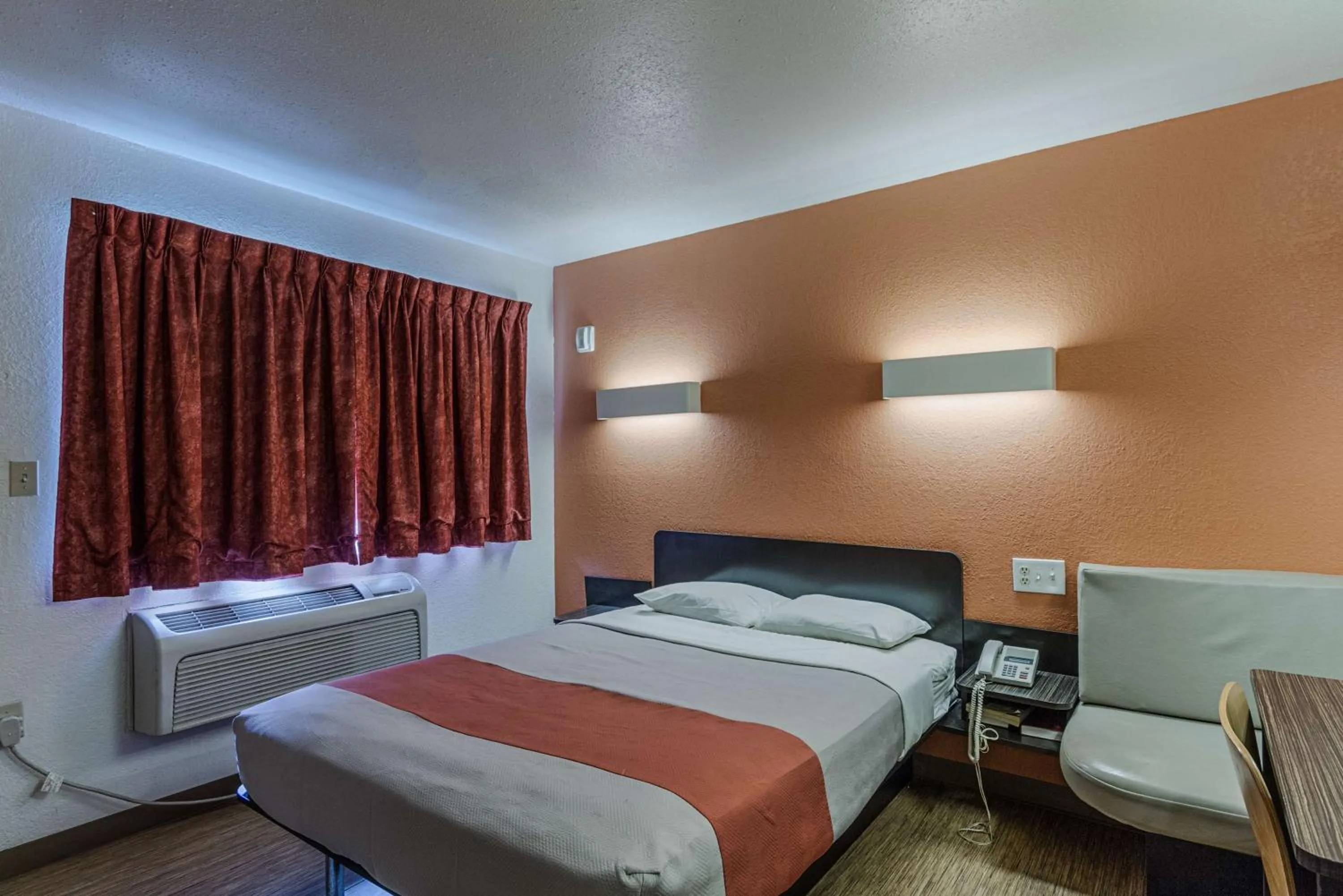 Seating area, Bed in Motel 6-Oshkosh, WI