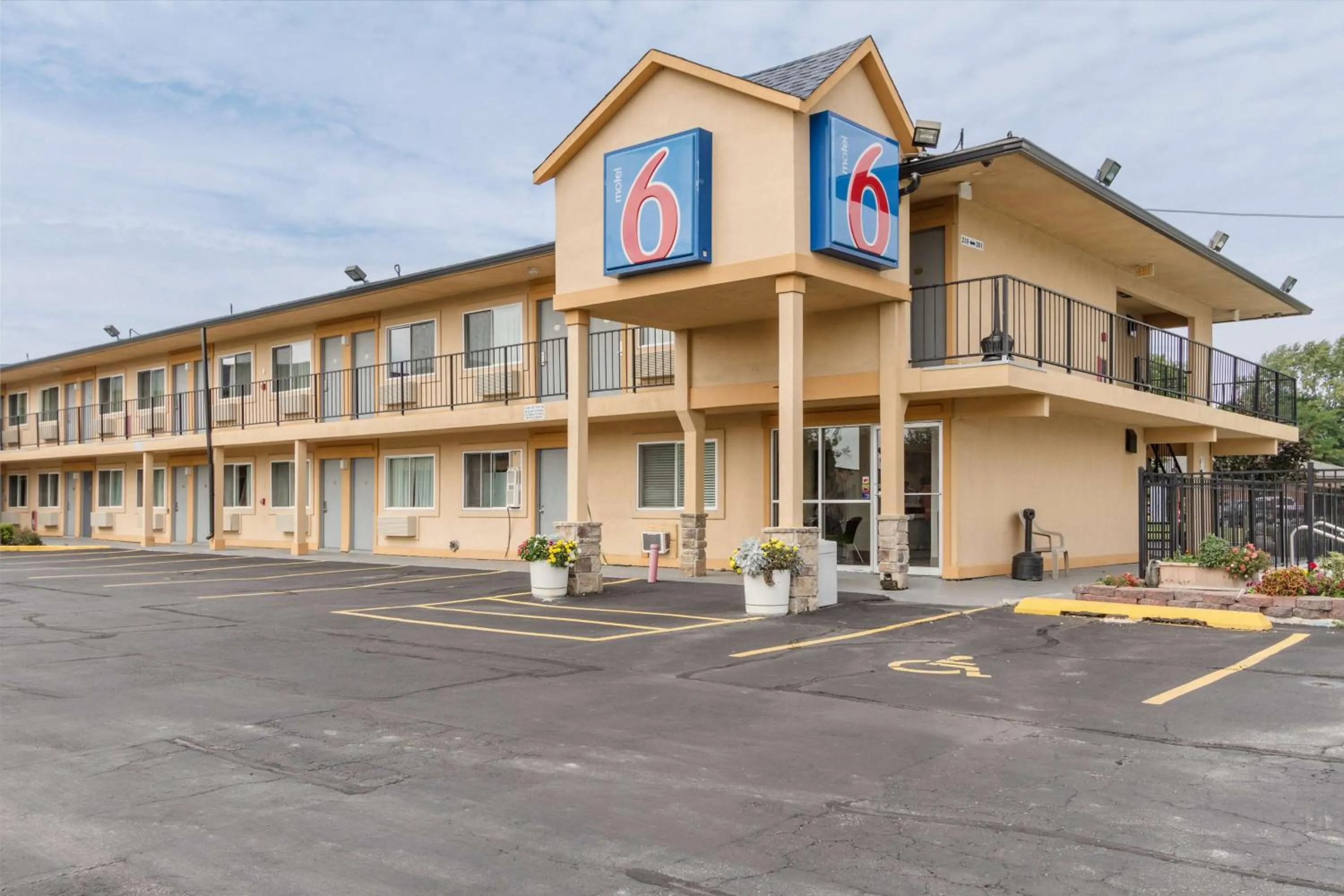 Property building in Motel 6-Oshkosh, WI