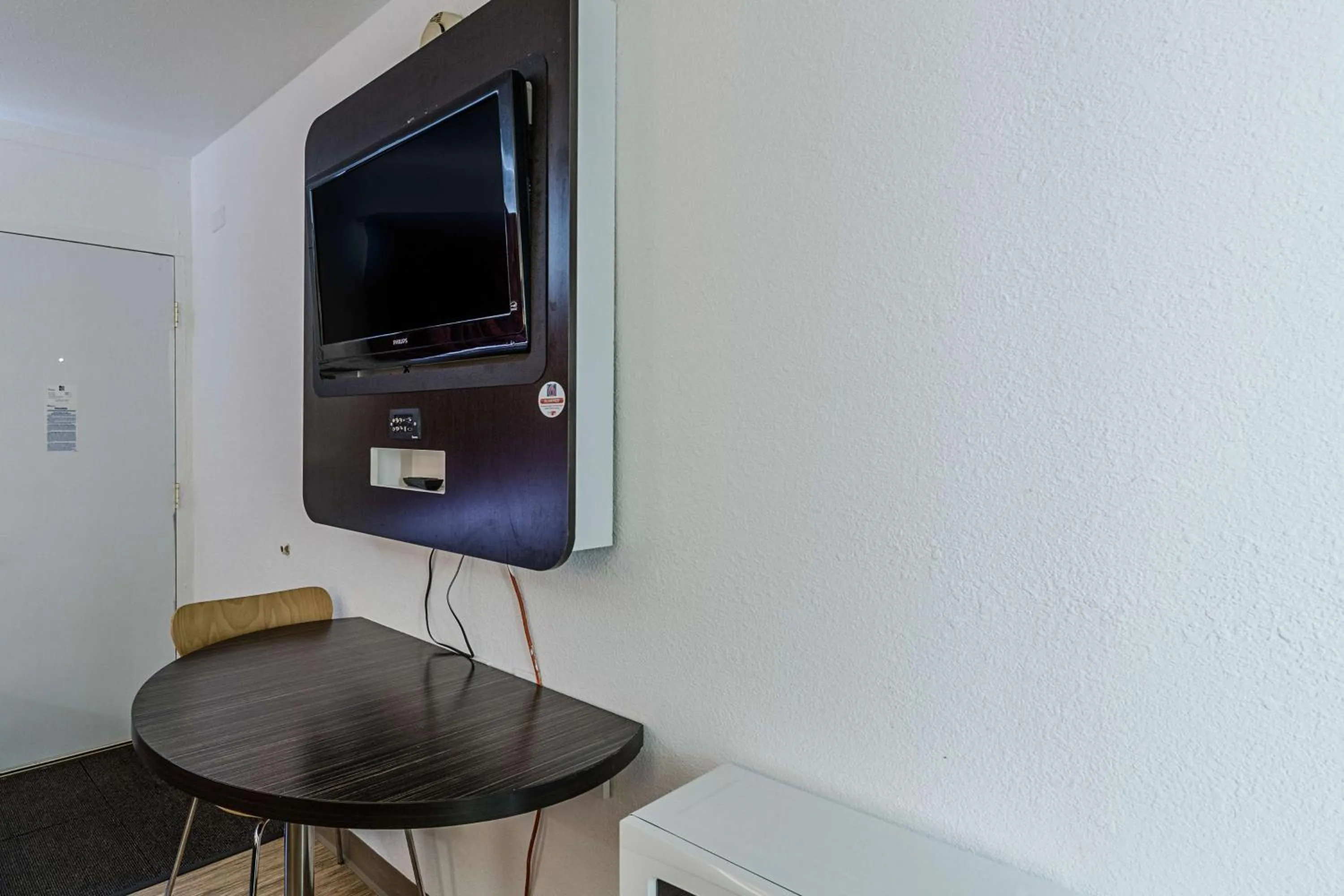 TV and multimedia in Motel 6-Oshkosh, WI