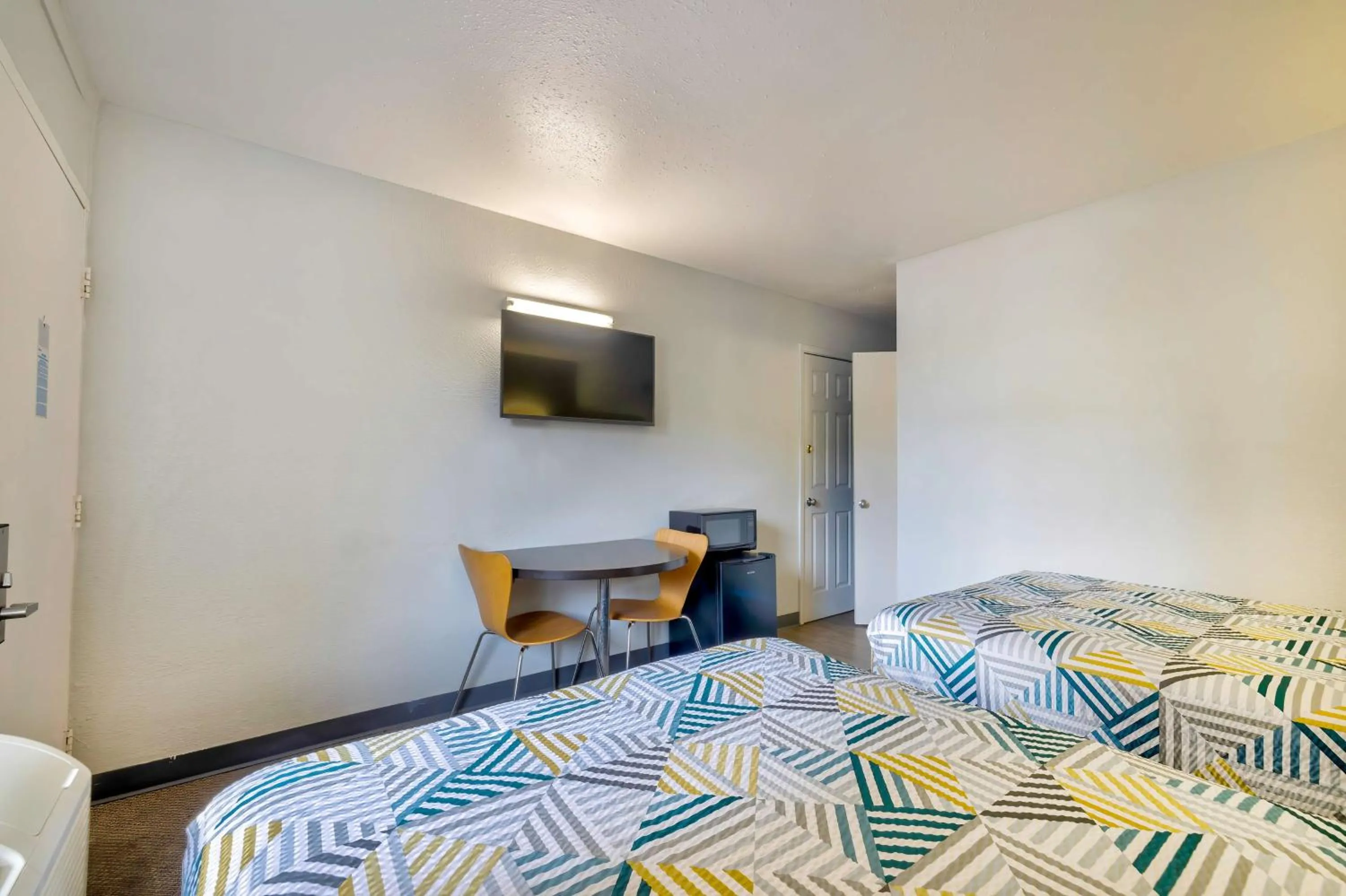 Bedroom, Bed in Motel 6-Oshkosh, WI