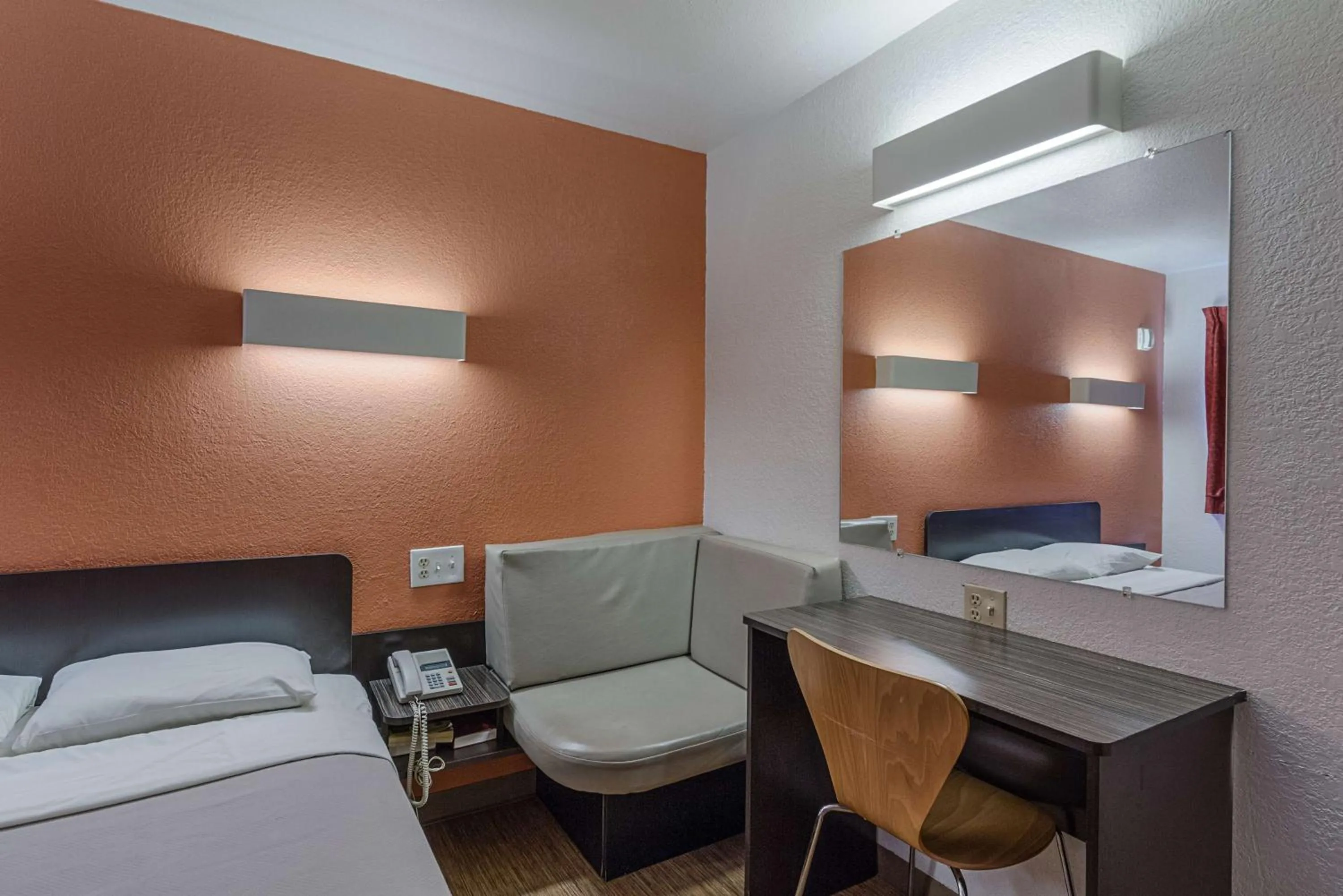 Seating area, Bed in Motel 6-Oshkosh, WI