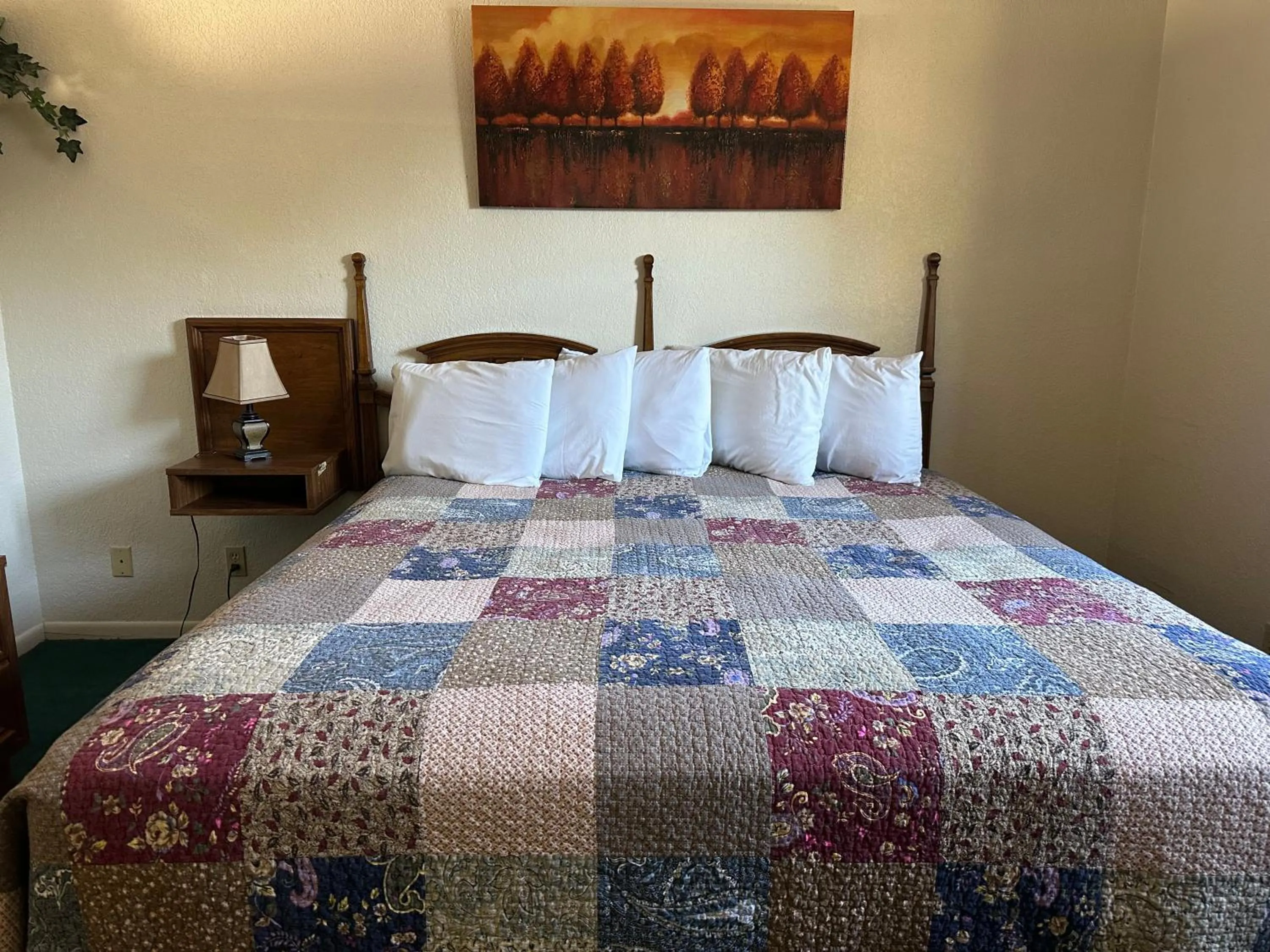 Bed in Sunset Inn and Suites