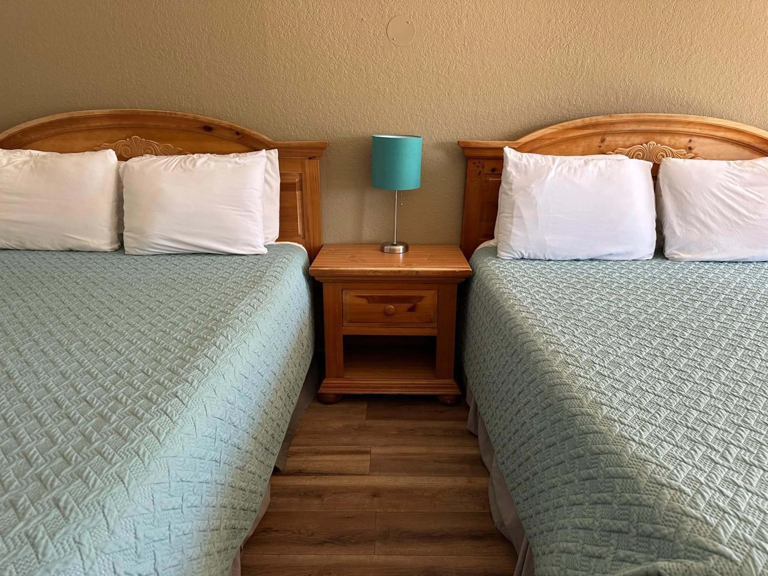 Bed in Sunset Inn and Suites
