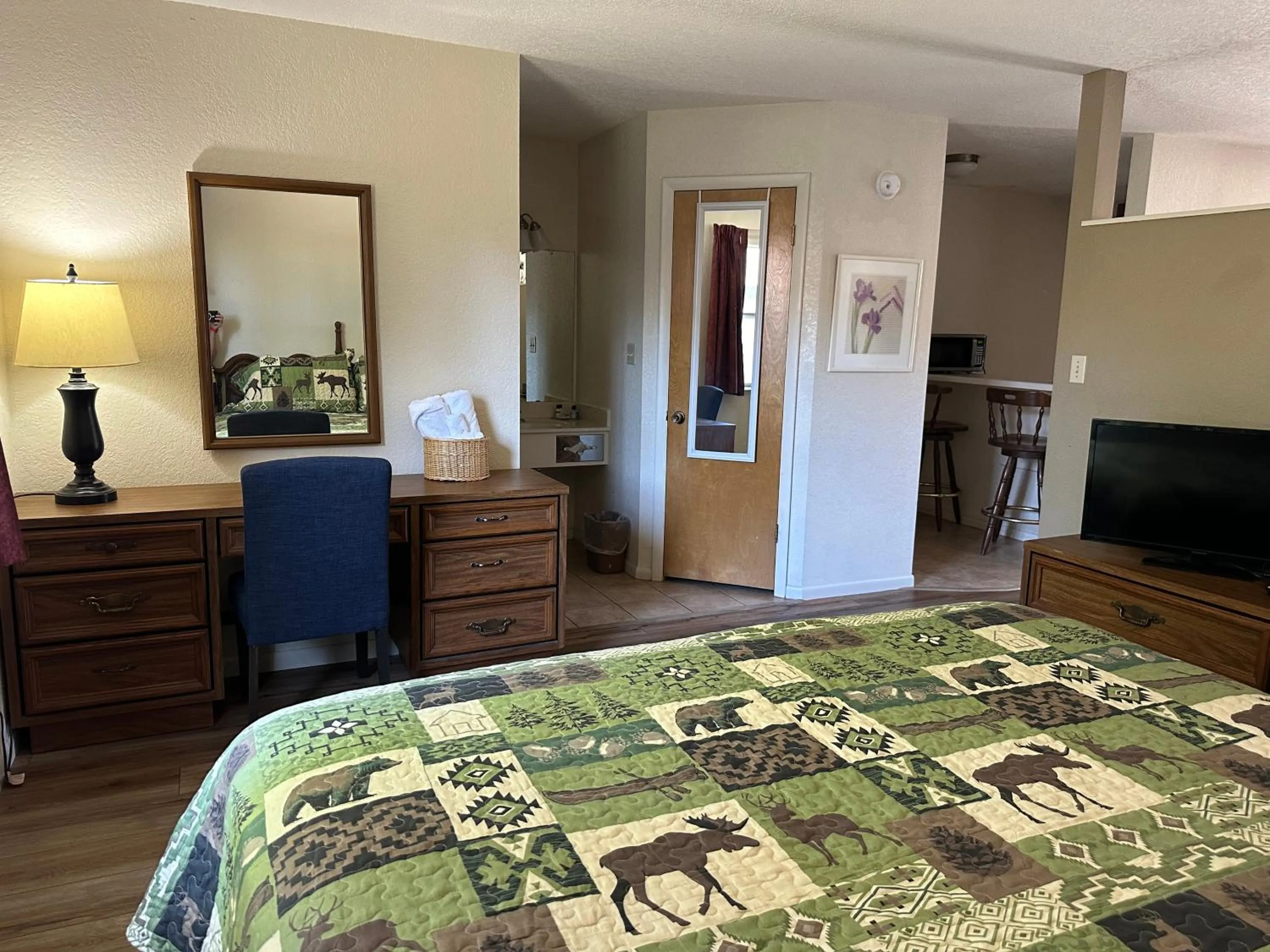 Bed in Sunset Inn and Suites