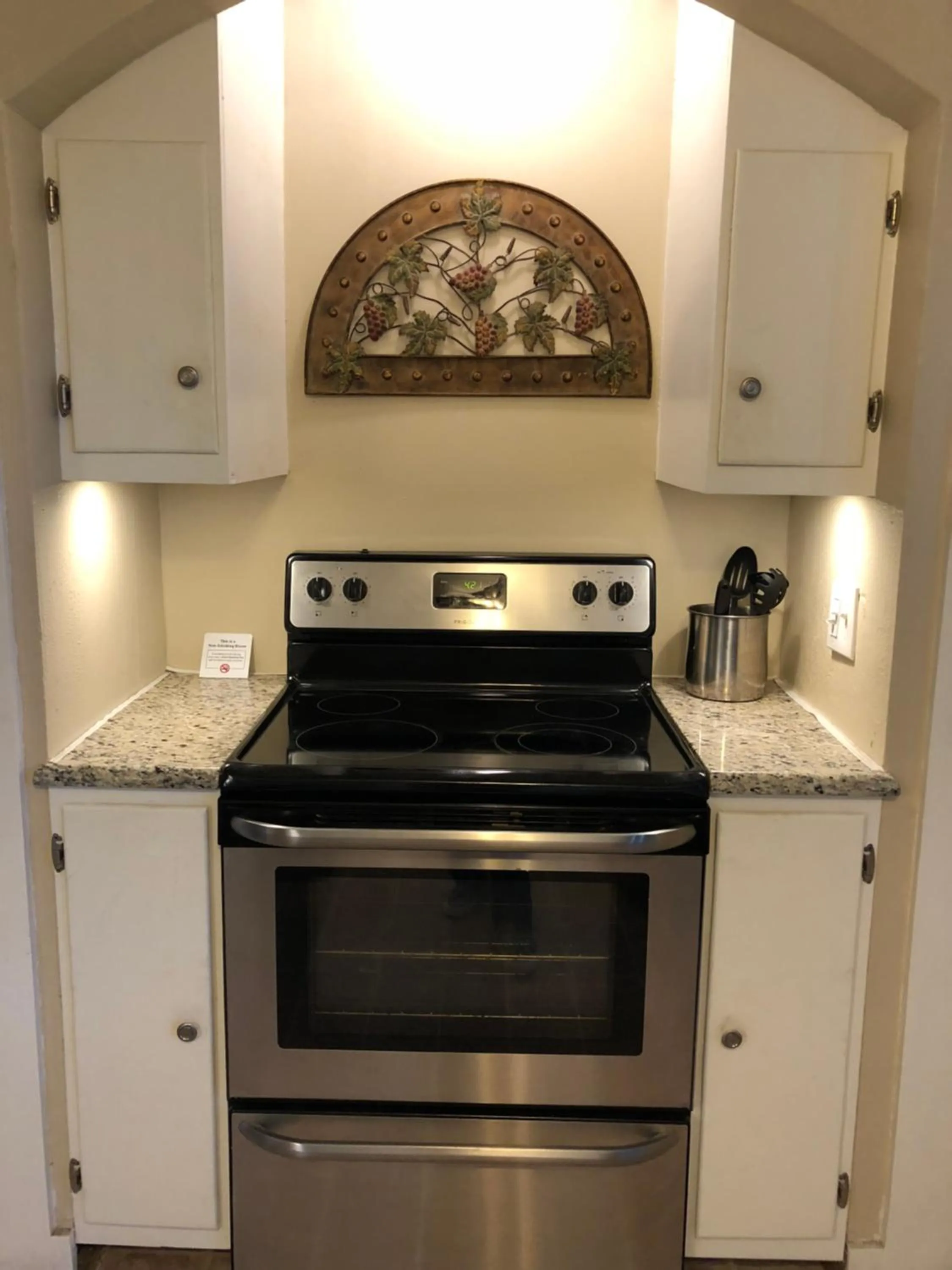 Kitchen or kitchenette in Sunset Inn and Suites