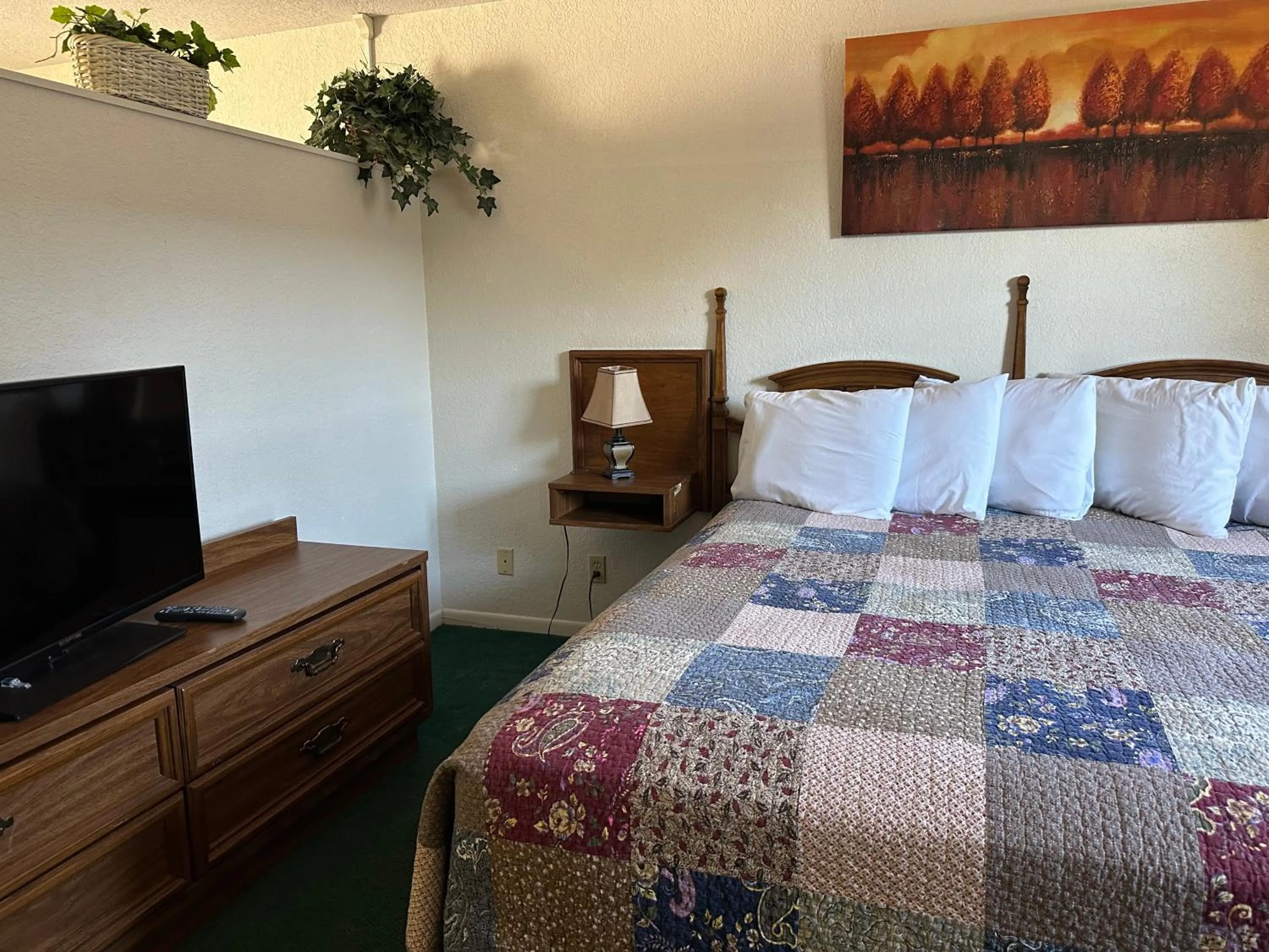 Bed in Sunset Inn and Suites